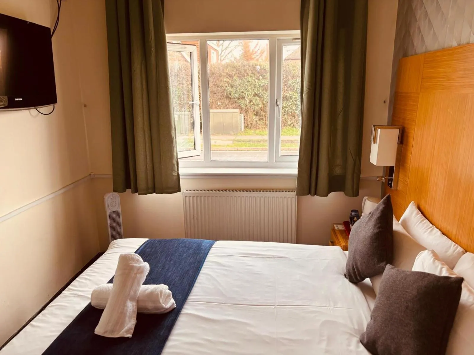 Economy Double En Suite in Acorn Lodge Hotel Gatwick & Parking