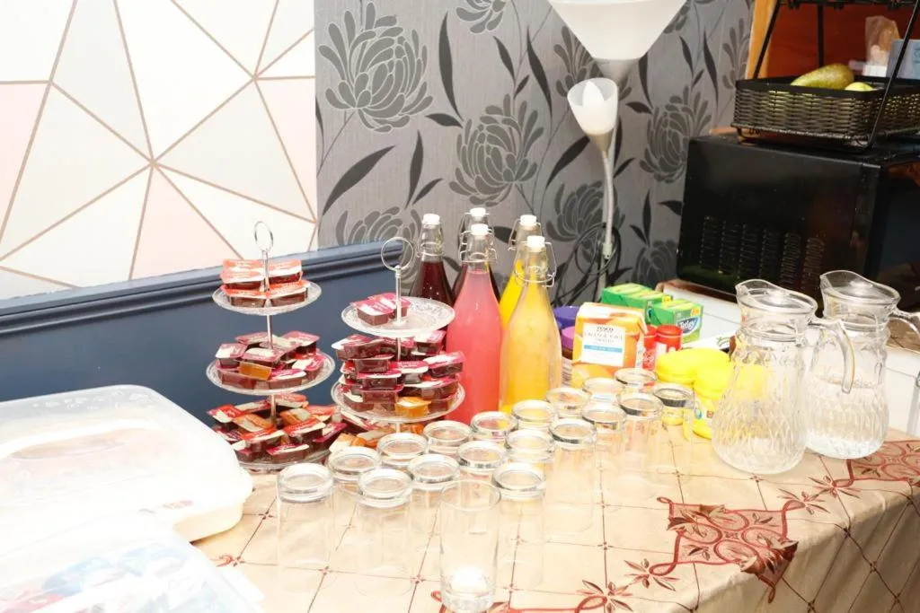 Coffee/tea facilities in Acorn Lodge Hotel Gatwick & Parking