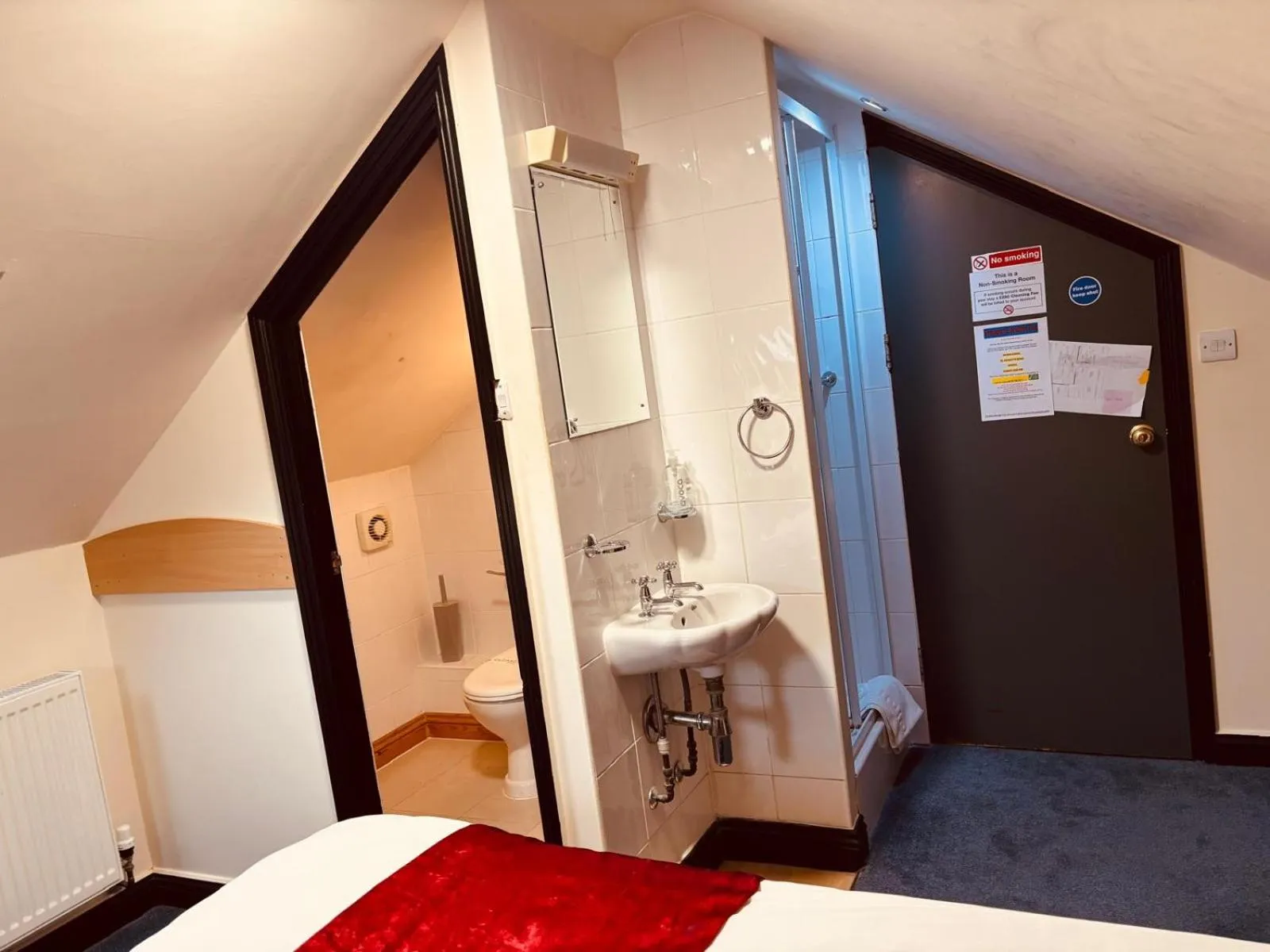 Bed in Acorn Lodge Hotel Gatwick & Parking