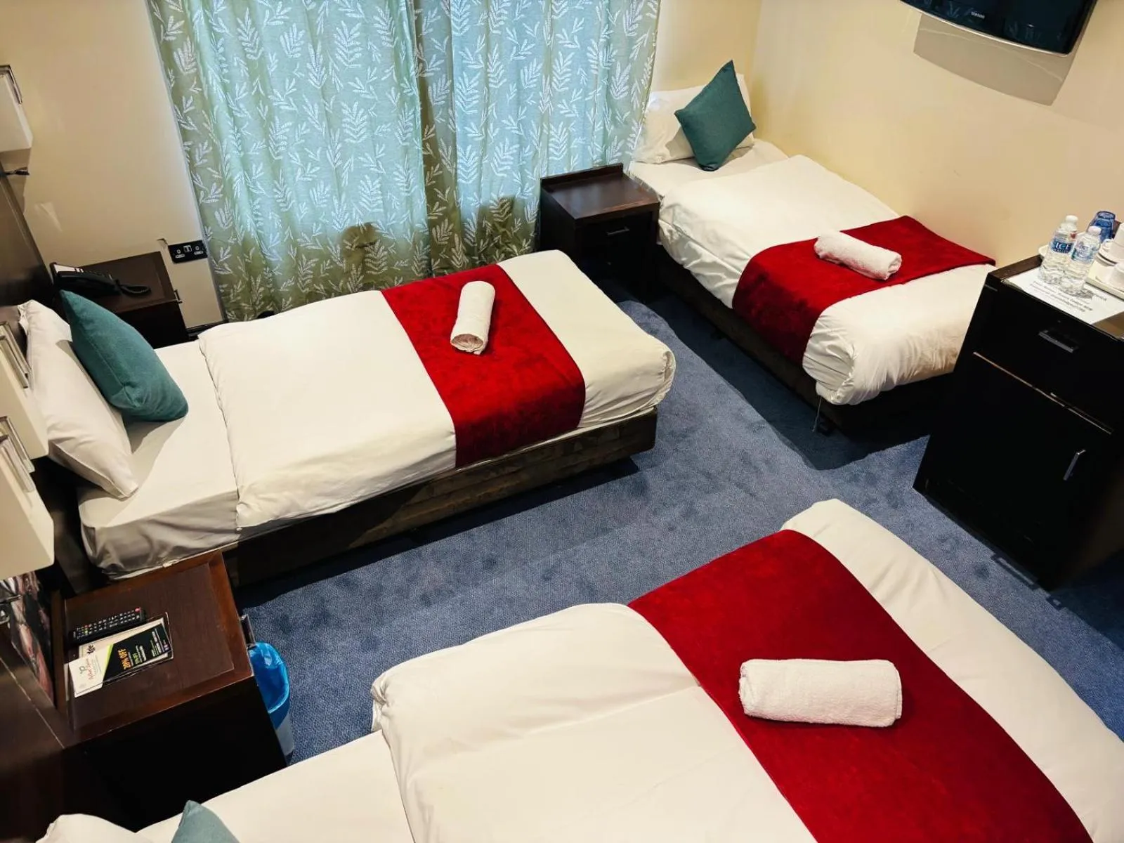 Bed in Acorn Lodge Hotel Gatwick & Parking