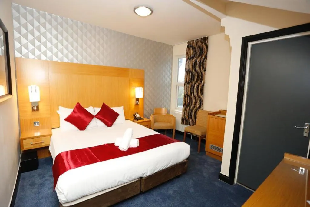 Bed in Acorn Lodge Hotel Gatwick & Parking