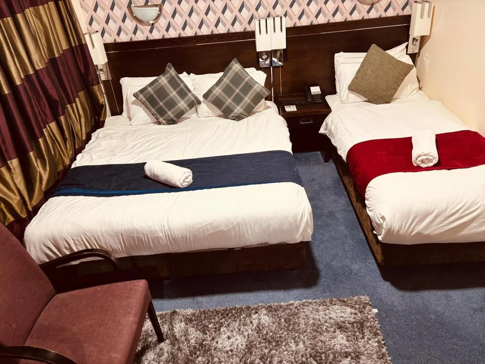 Bed in Acorn Lodge Hotel Gatwick & Parking