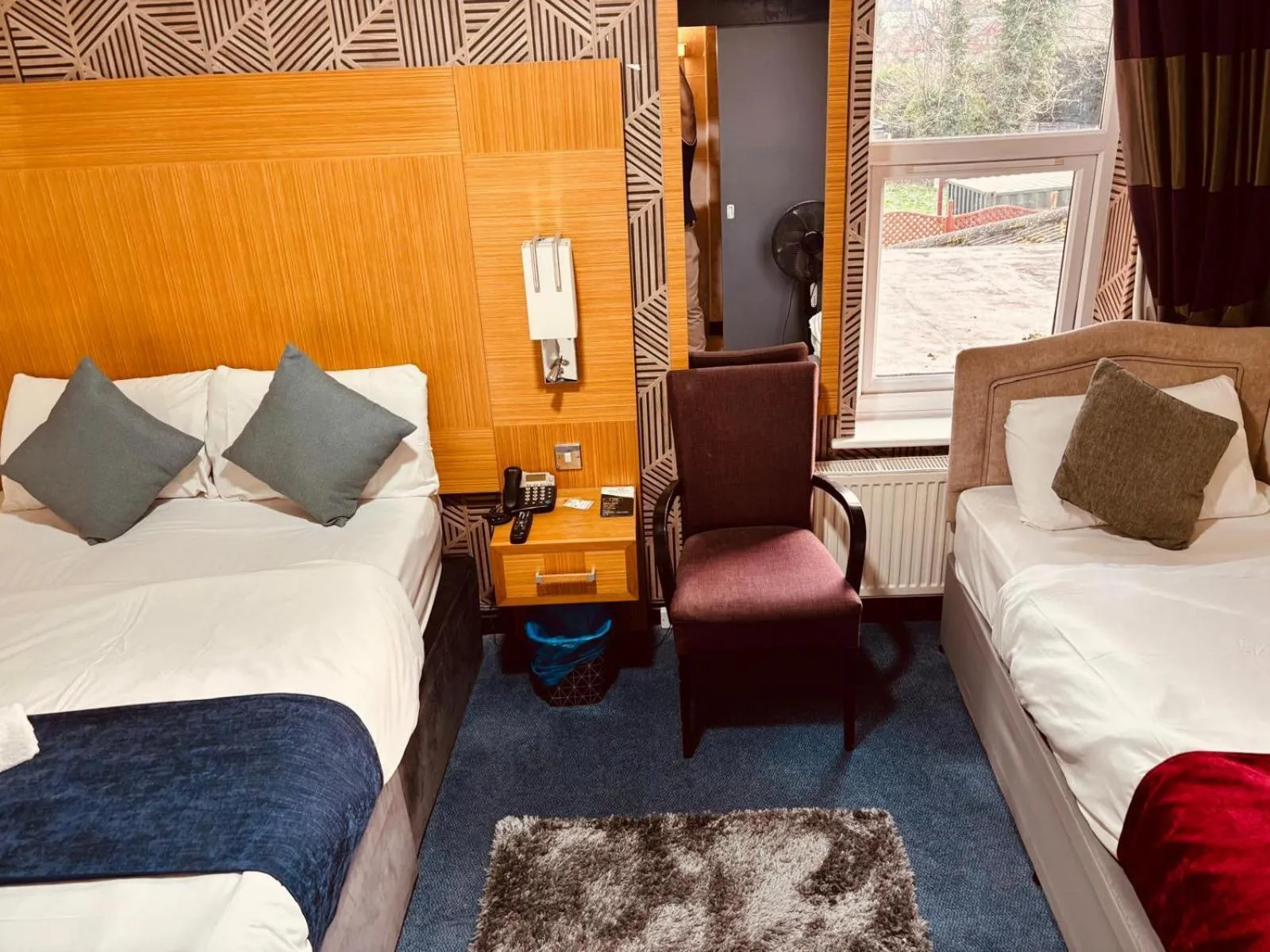 Bed in Acorn Lodge Hotel Gatwick & Parking