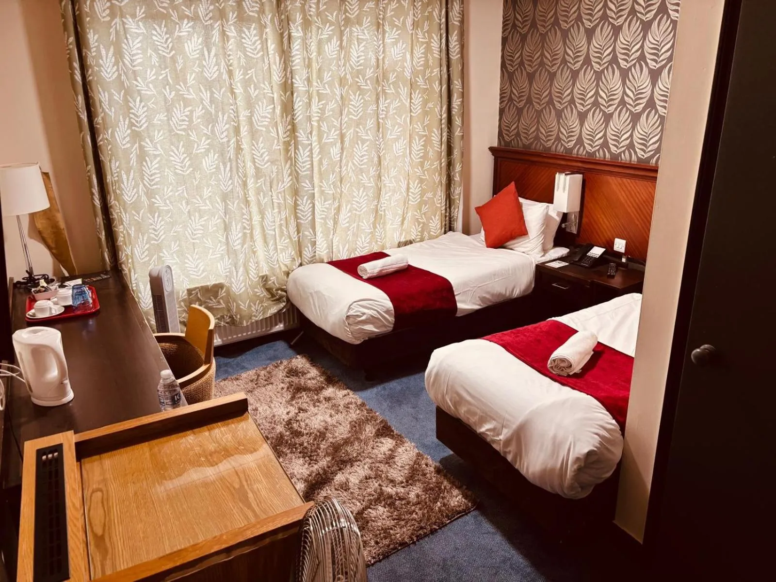 Bed in Acorn Lodge Hotel Gatwick & Parking
