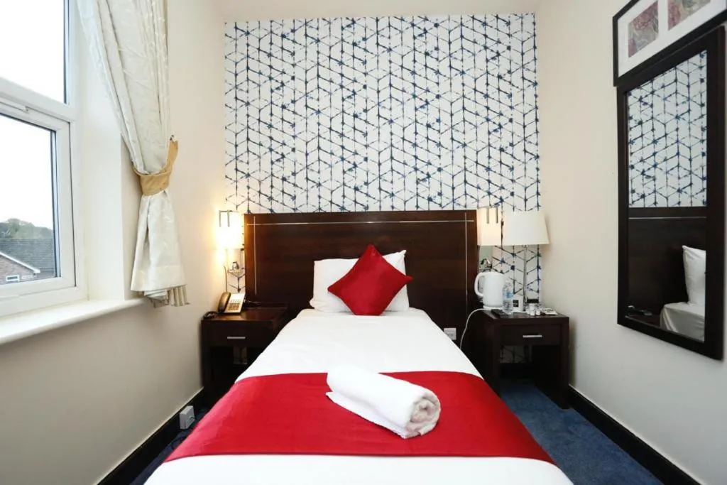 TV and multimedia, Bed in Acorn Lodge Hotel Gatwick & Parking