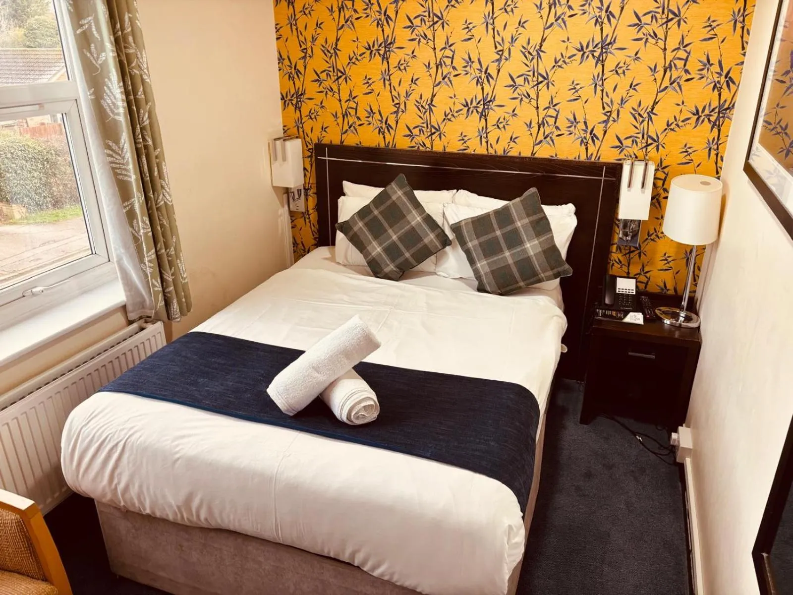 Bed in Acorn Lodge Hotel Gatwick & Parking