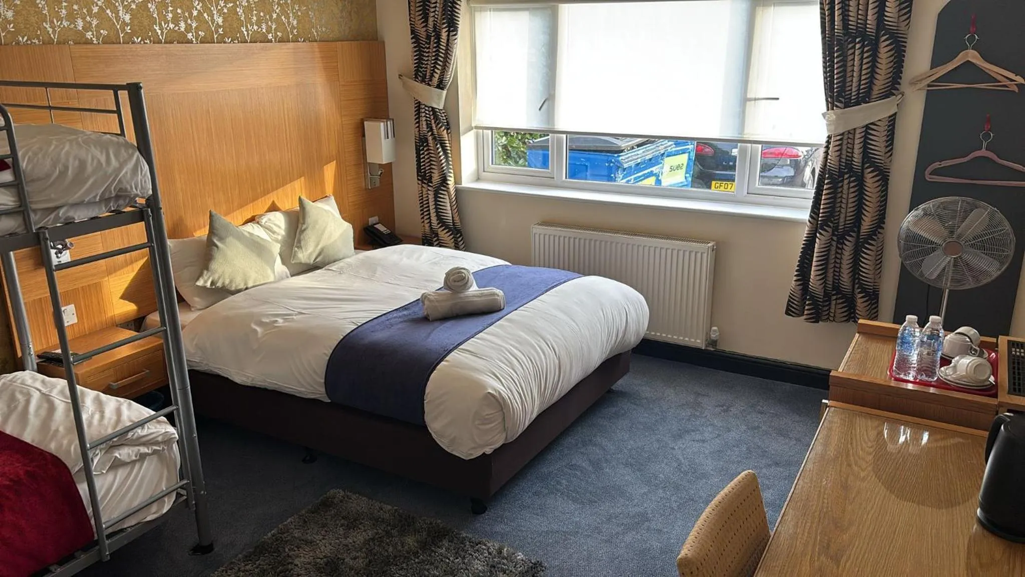 Bed in Acorn Lodge Hotel Gatwick & Parking