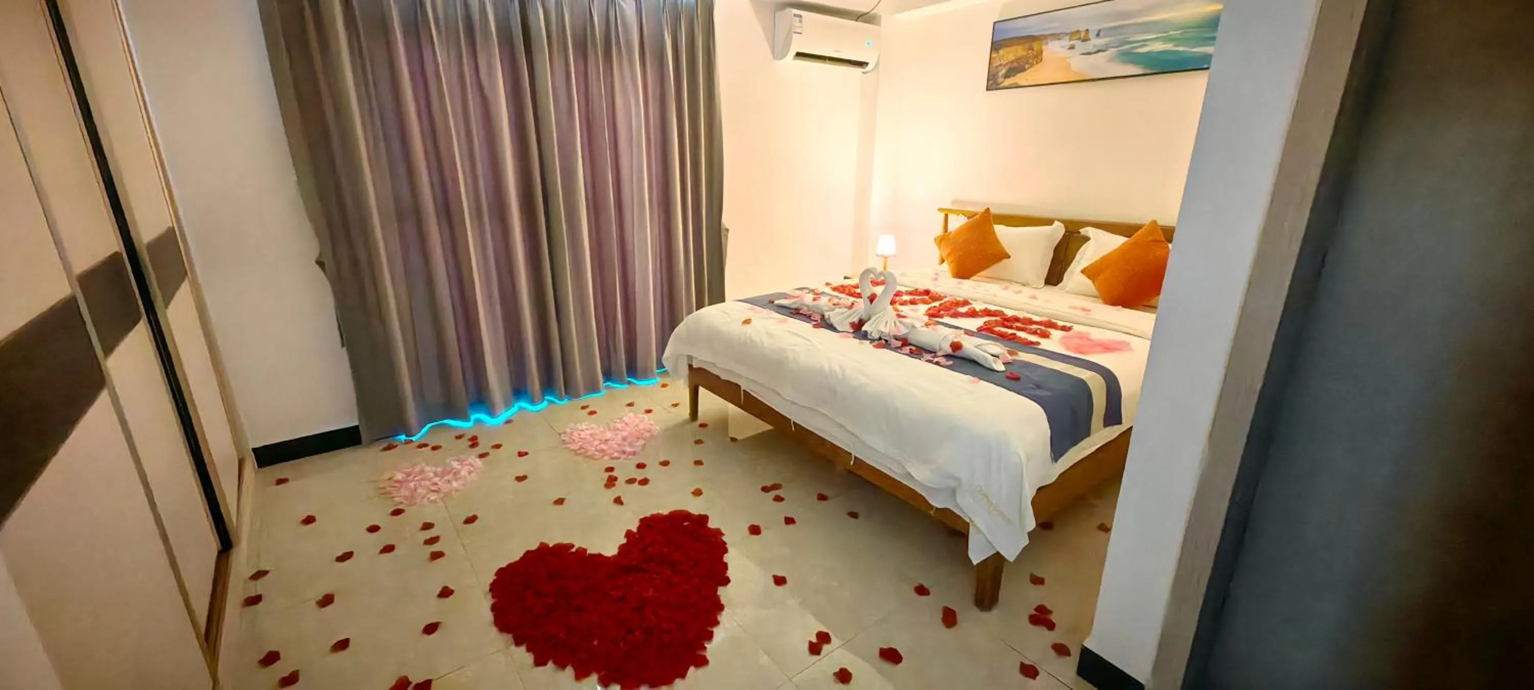 Decorative detail, Bed in Ocean Breeze Apartment Hotel