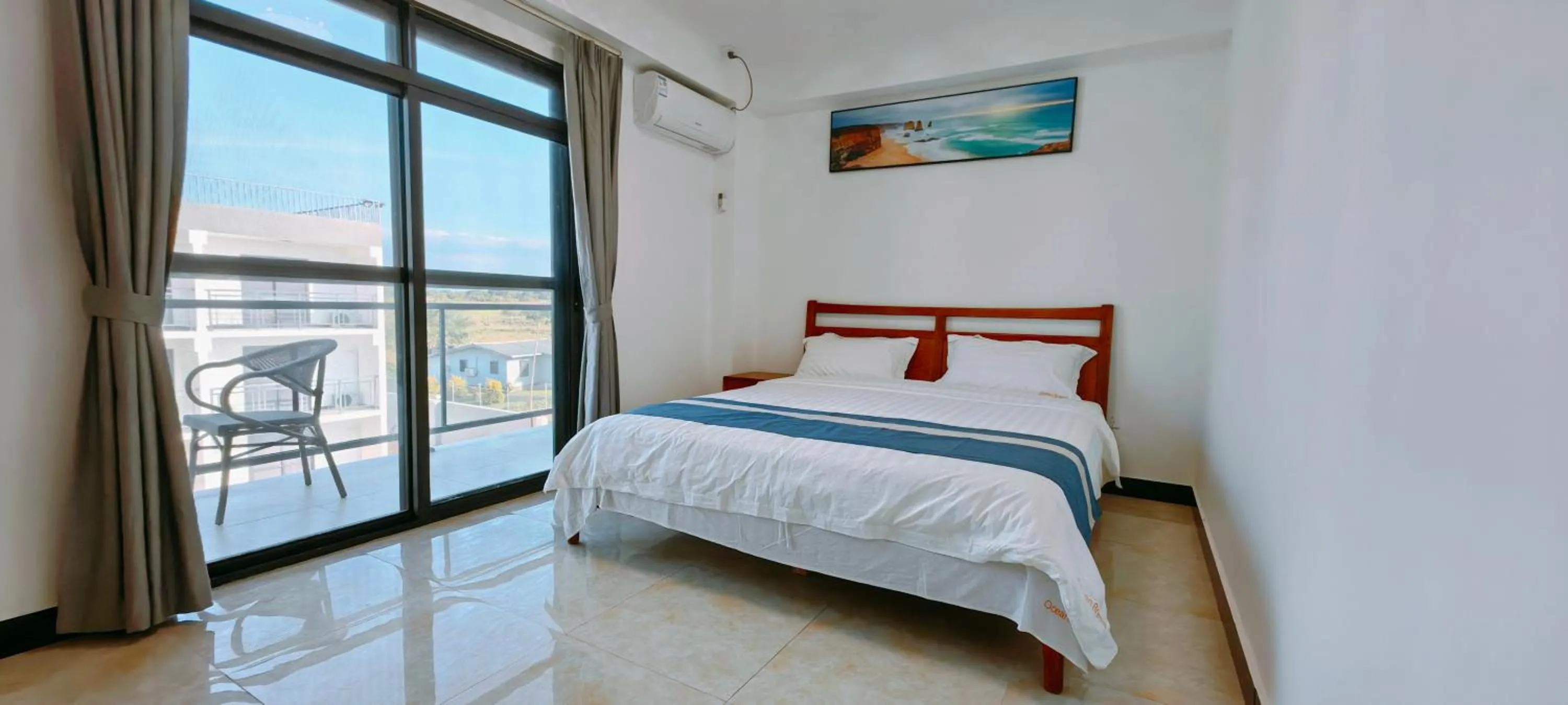 Bed in Ocean Breeze Apartment Hotel