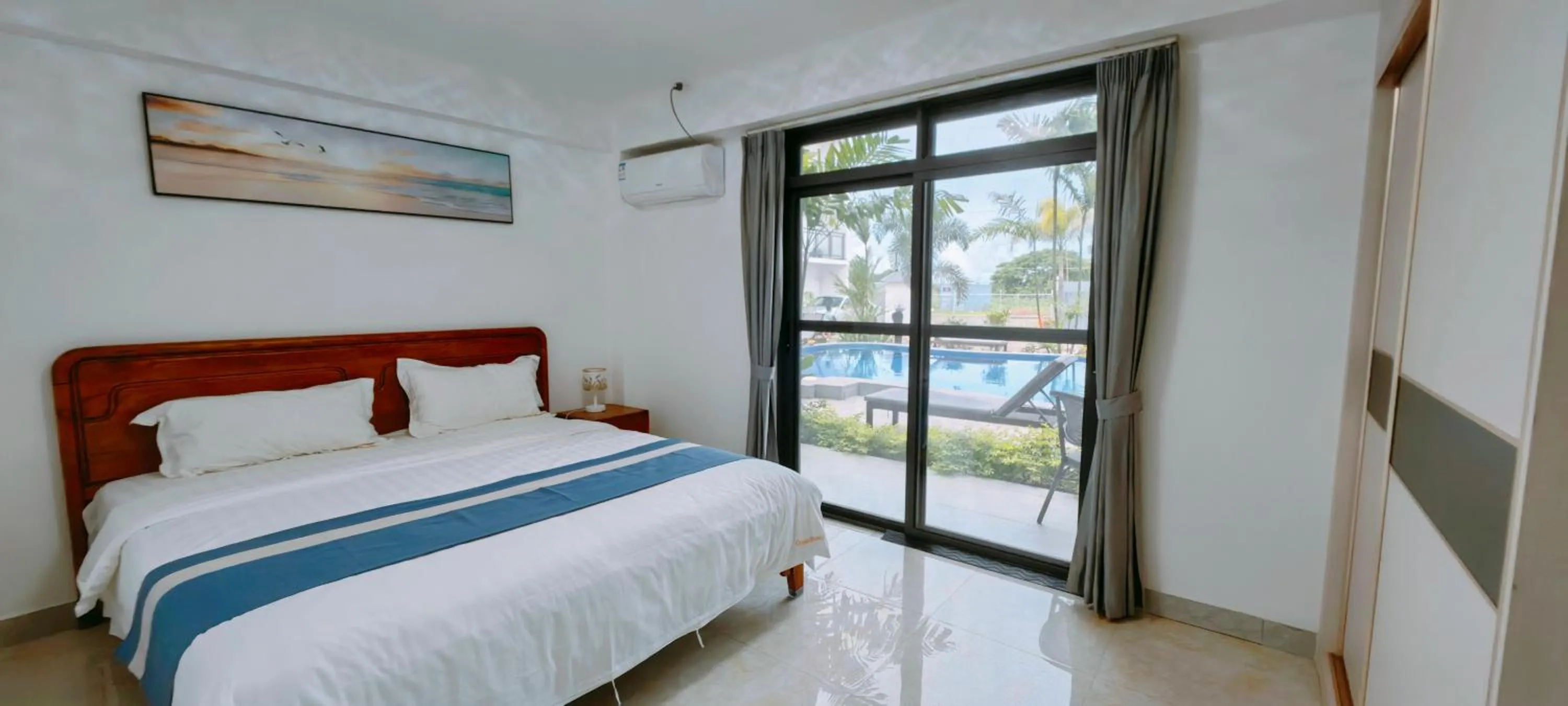 Bed in Ocean Breeze Apartment Hotel