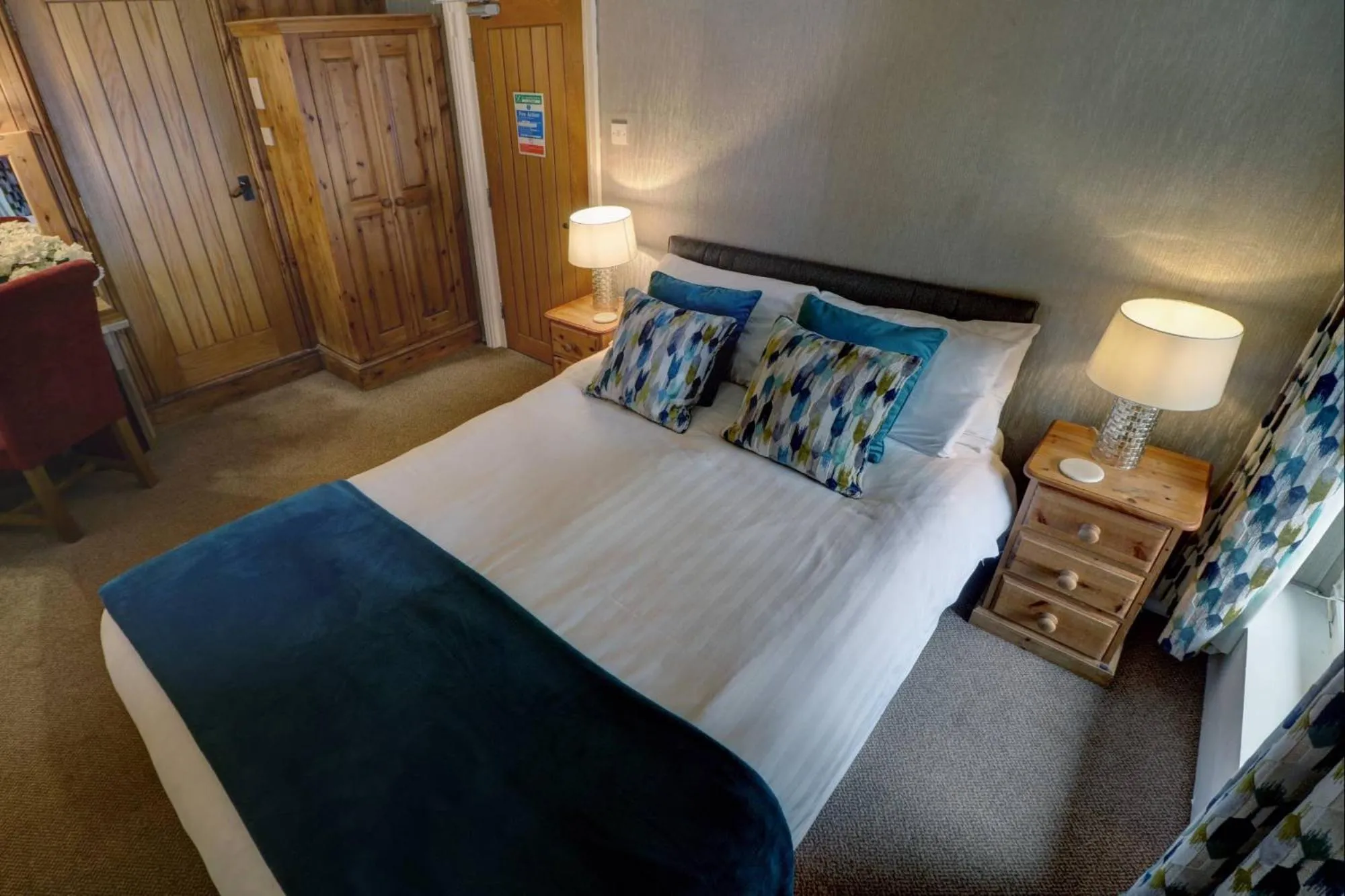 Bedroom, Bed in Ye Olde Cheshire Cheese Inn