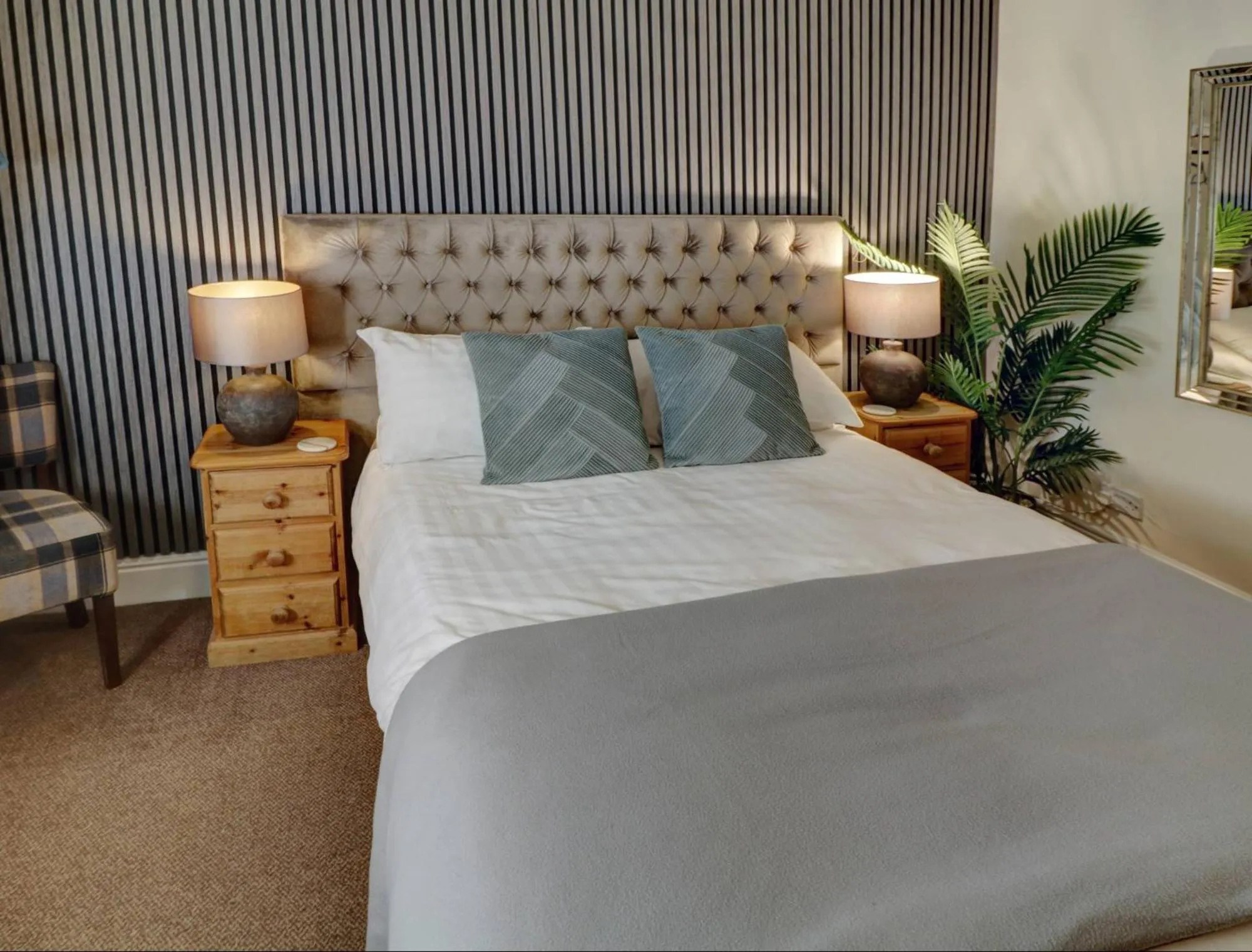 Bedroom, Bed in Ye Olde Cheshire Cheese Inn