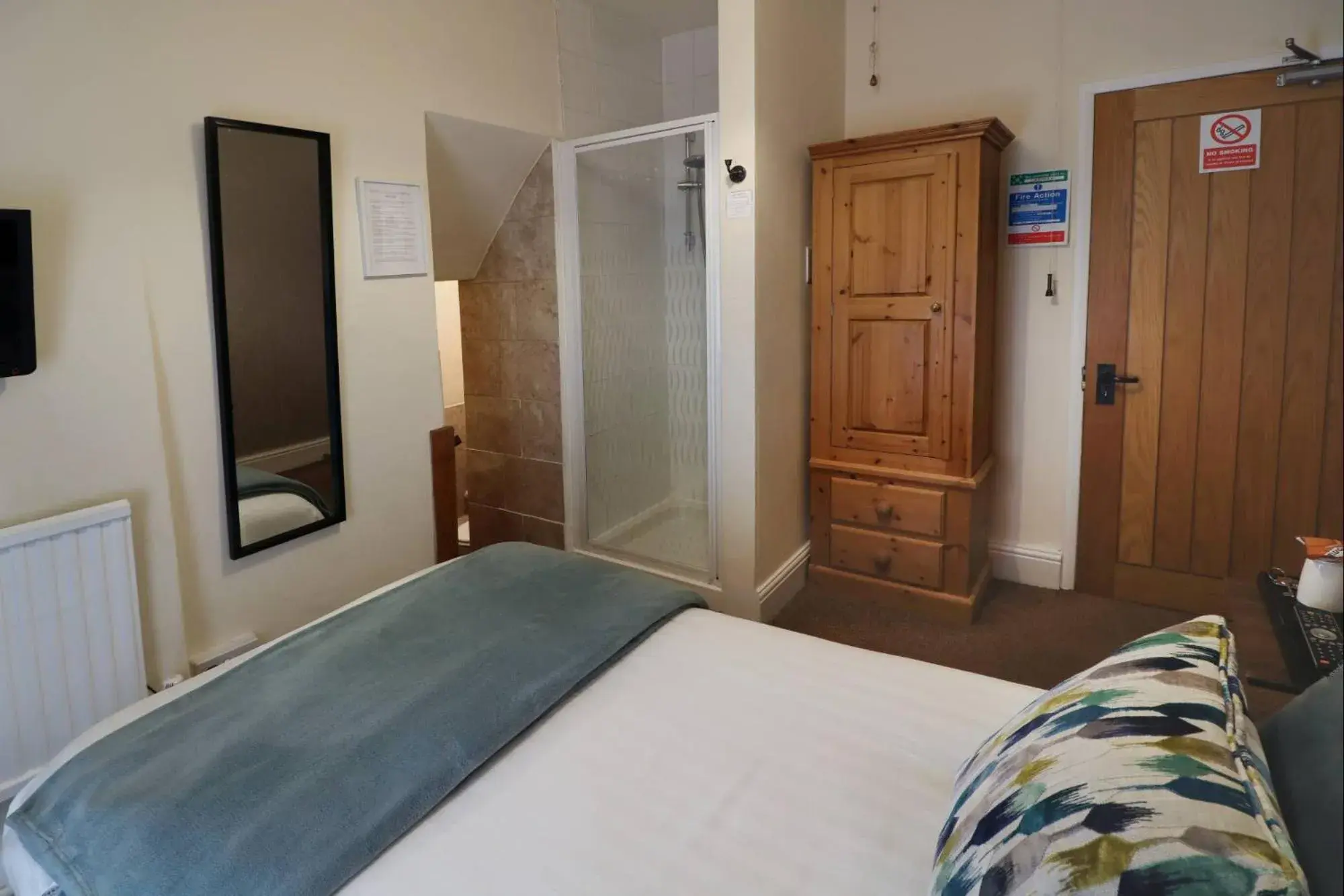 Standard Single Room with Shower in Ye Olde Cheshire Cheese Inn Standard Single Room with Shower in Ye Olde Cheshire Cheese Inn