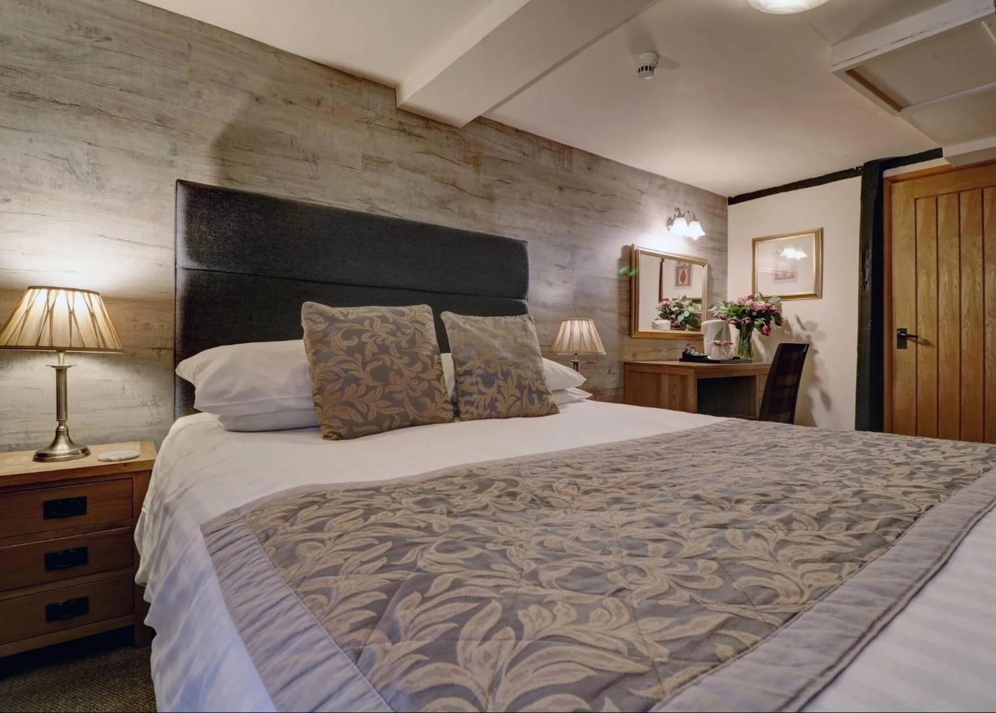 Bedroom, Bed in Ye Olde Cheshire Cheese Inn