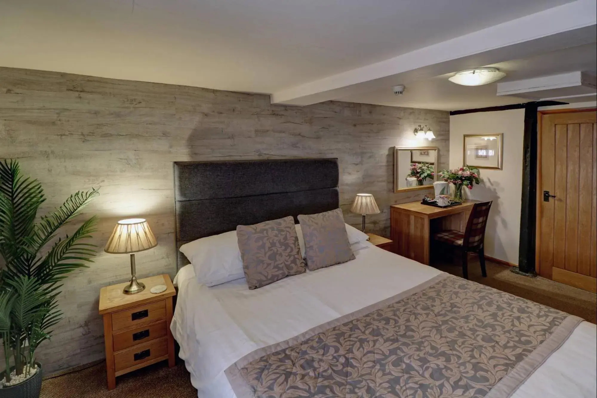 Double Room with Private Bathroom in Ye Olde Cheshire Cheese Inn Double Room with Private Bathroom in Ye Olde Cheshire Cheese Inn