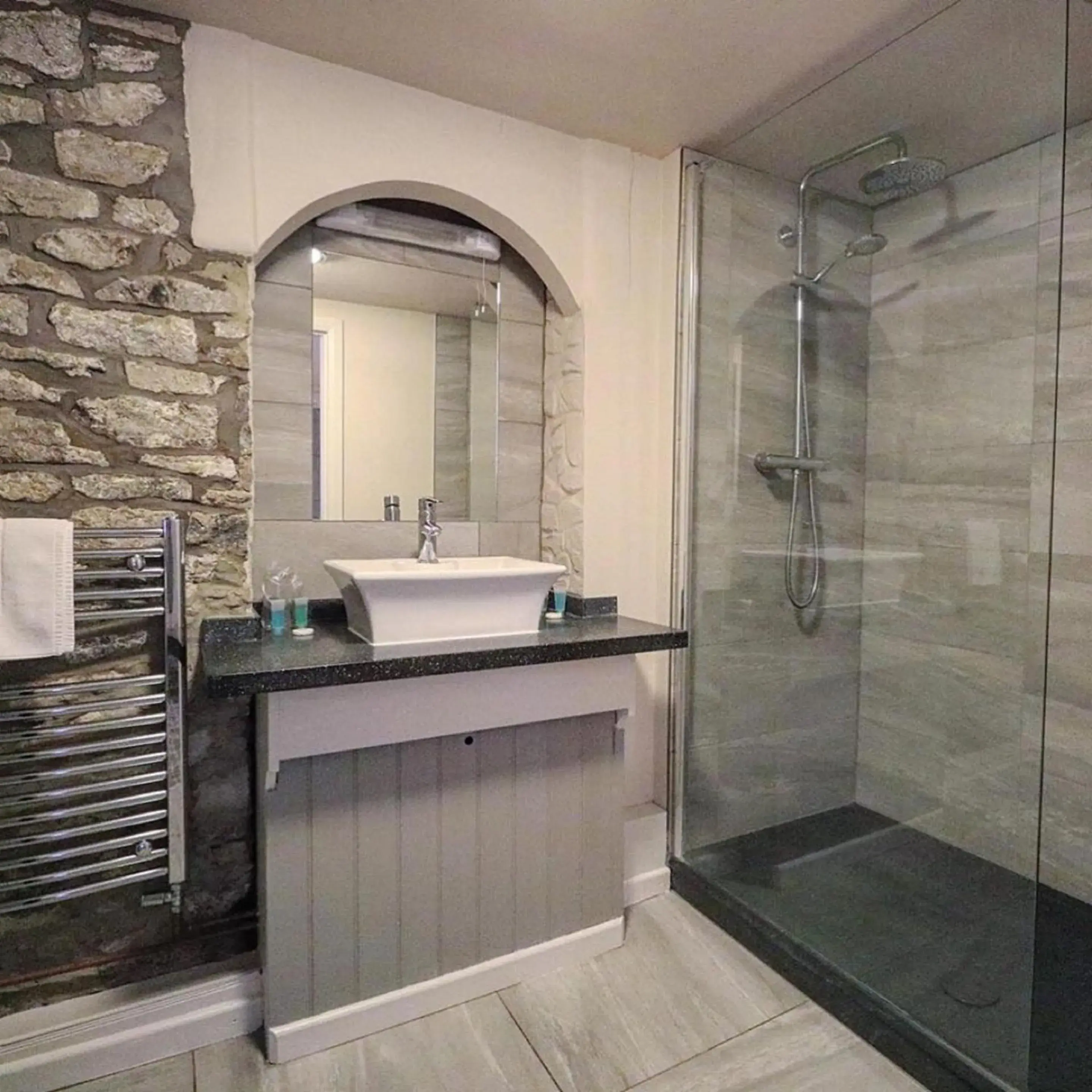 Superior King Room in Ye Olde Cheshire Cheese Inn Superior King Room in Ye Olde Cheshire Cheese Inn