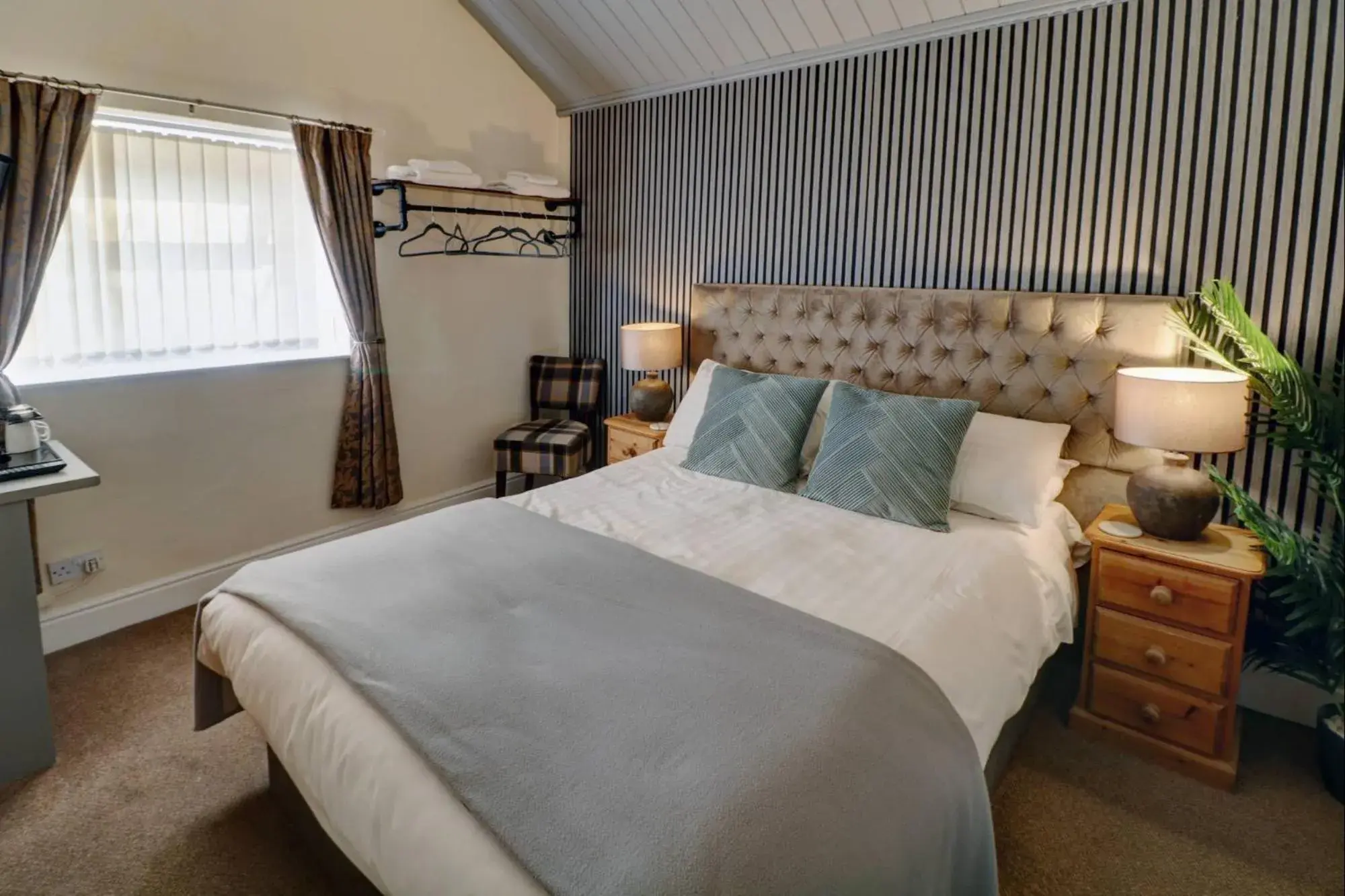 Small Double Room in Ye Olde Cheshire Cheese Inn Small Double Room in Ye Olde Cheshire Cheese Inn