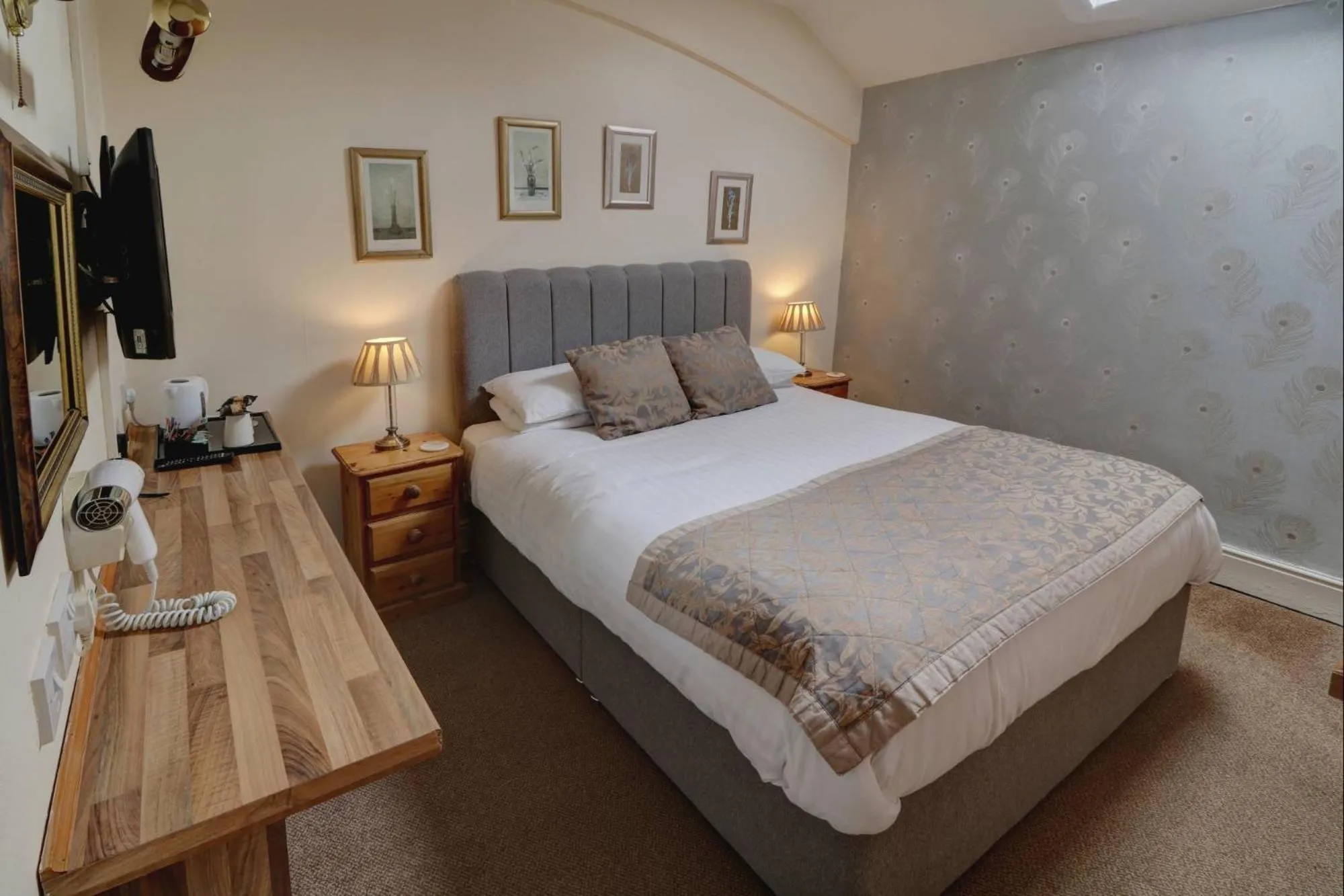 Bedroom, Bed in Ye Olde Cheshire Cheese Inn