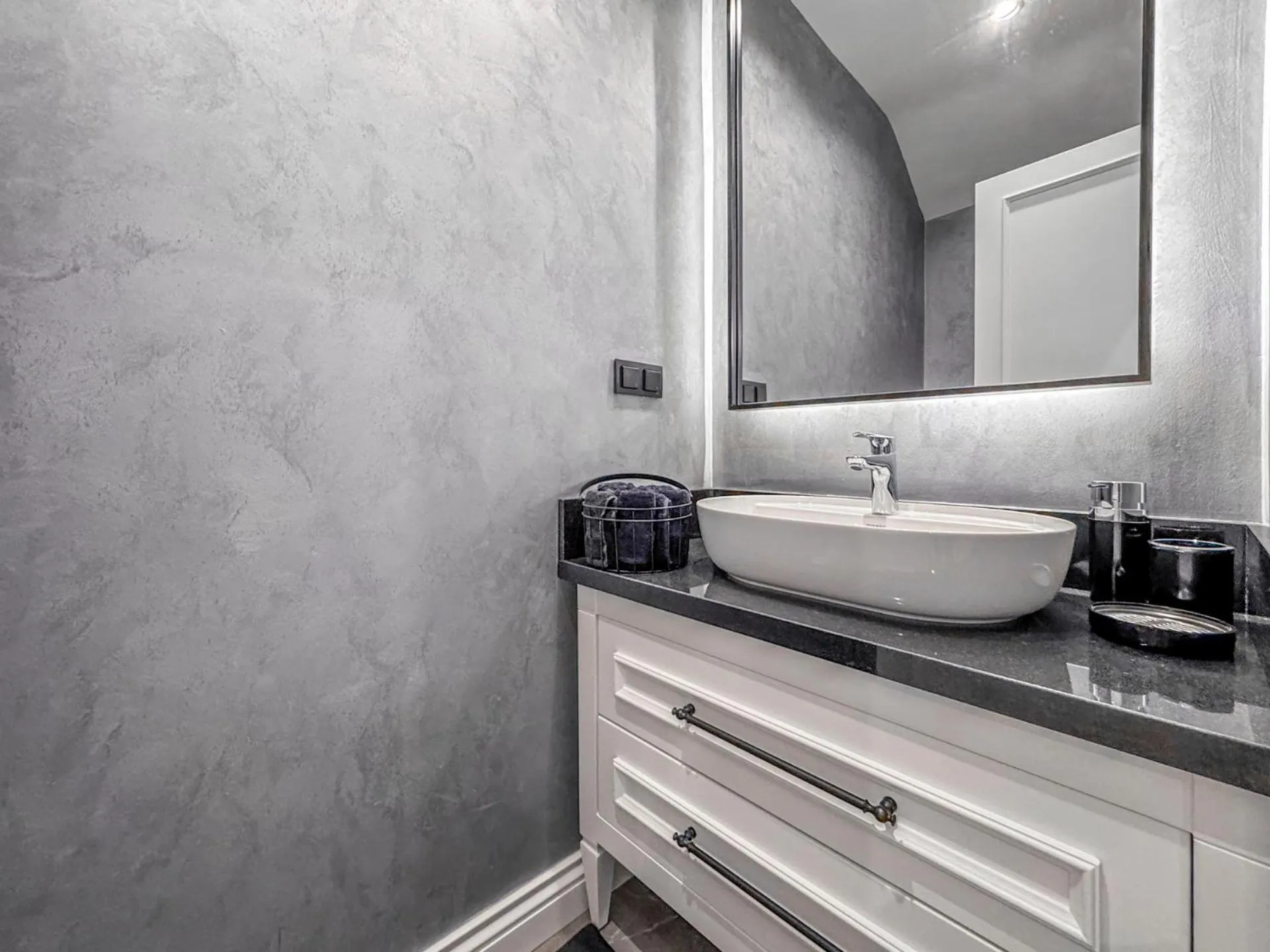 Ena Boutique Hotel & Residences