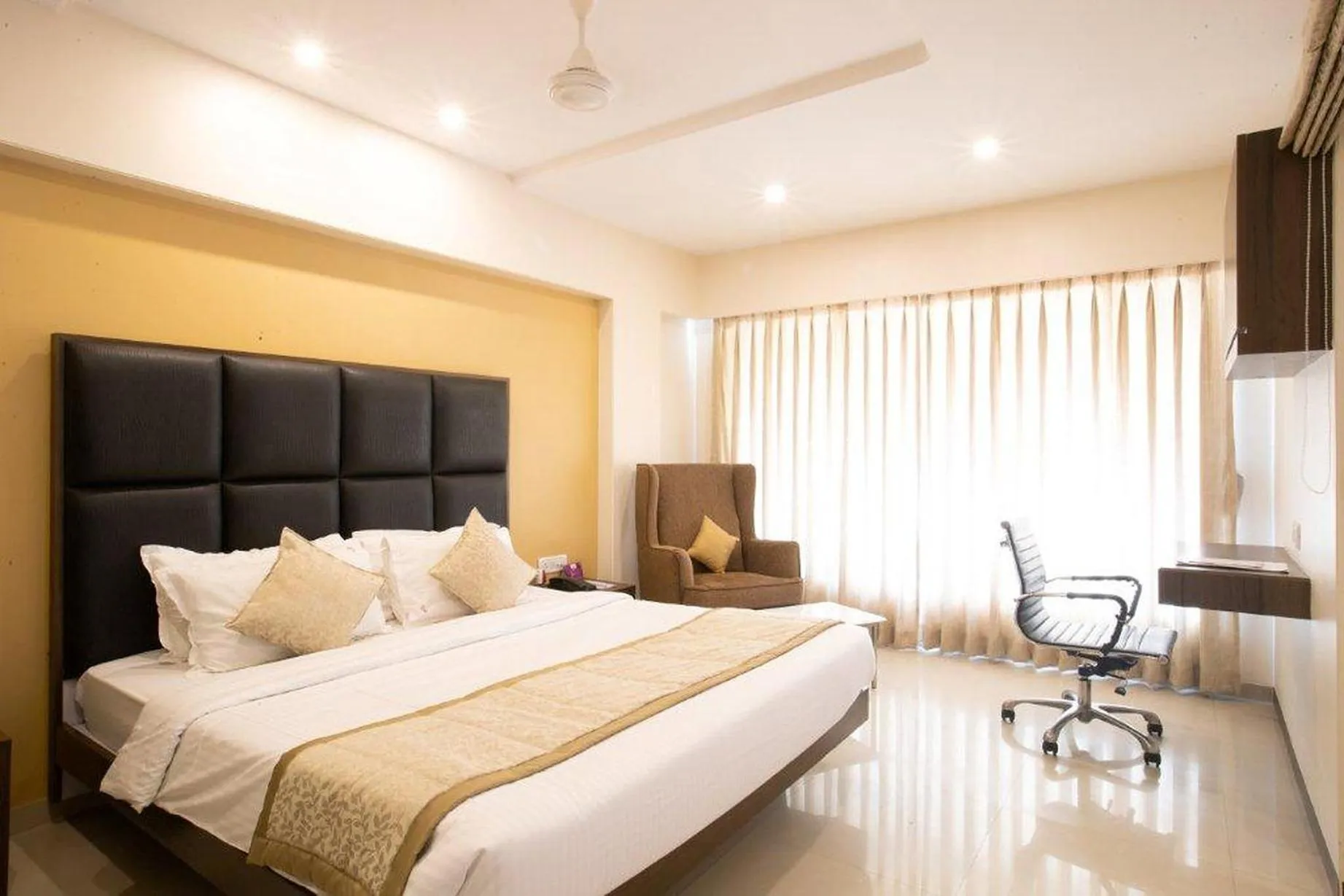 Photo of the whole room, Bed in VITS Shalimar, Ankleshwar