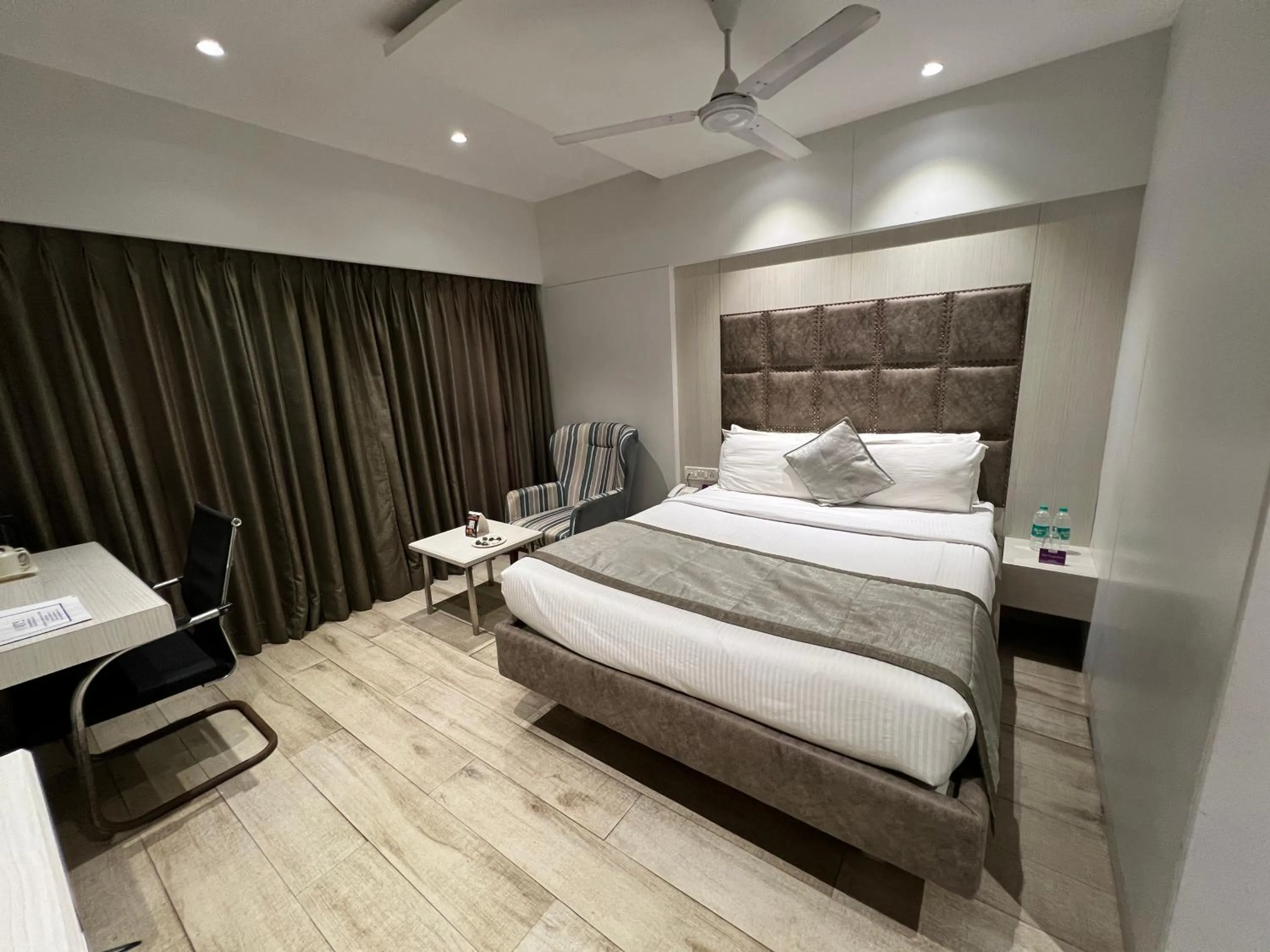 Bedroom, Bed in VITS Shalimar, Ankleshwar