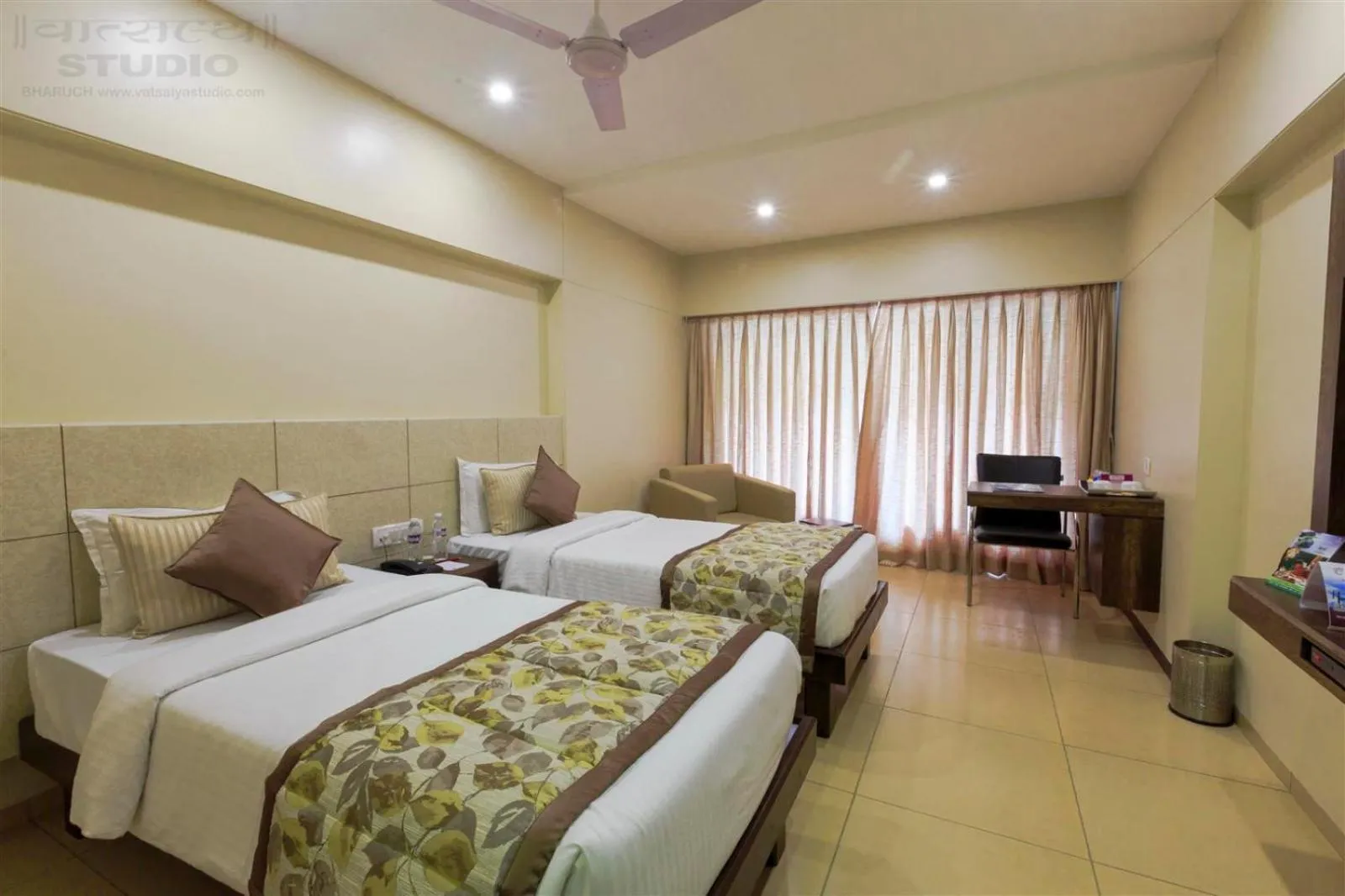 Bedroom, Bed in VITS Shalimar, Ankleshwar