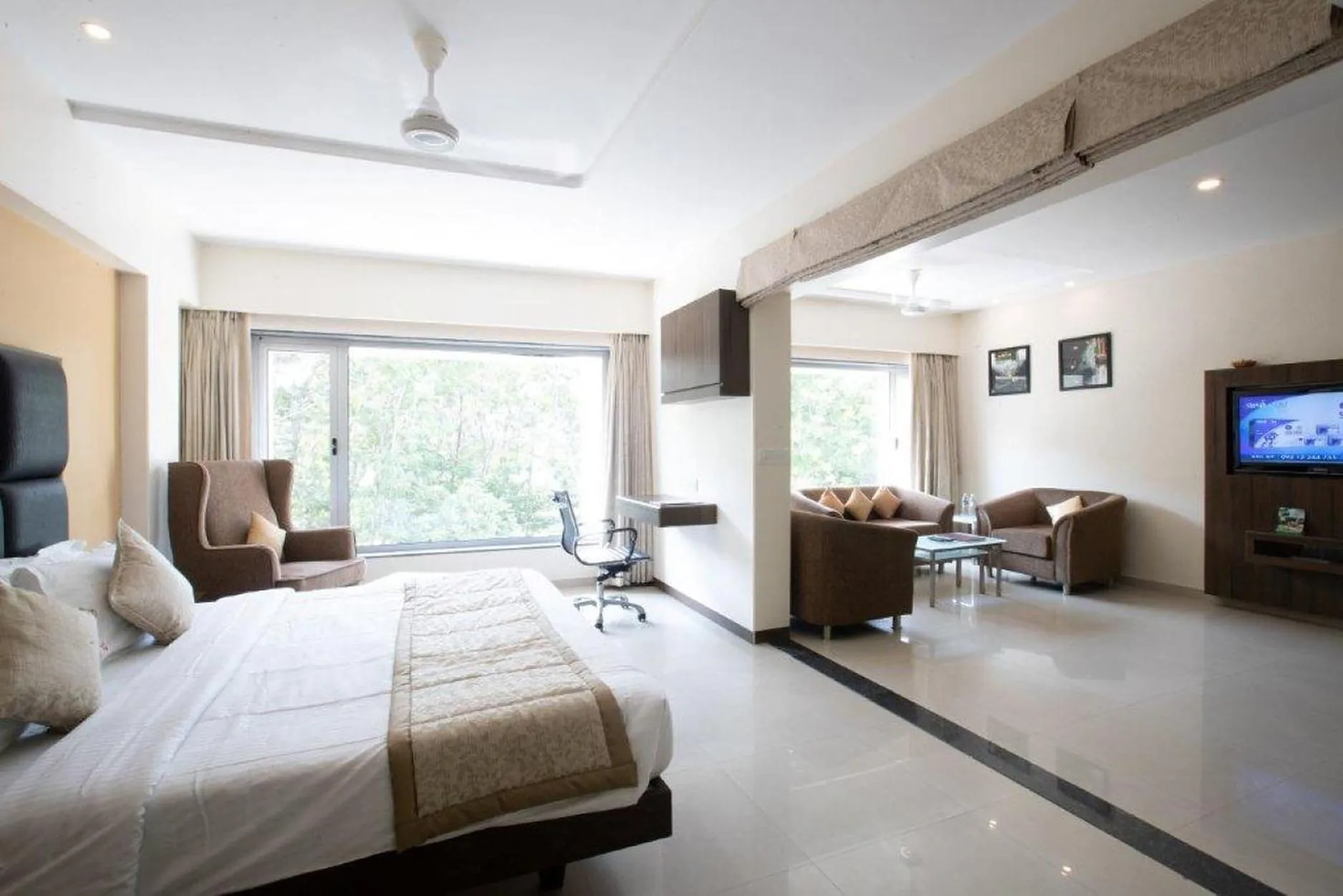 Photo of the whole room, Bed in VITS Shalimar, Ankleshwar