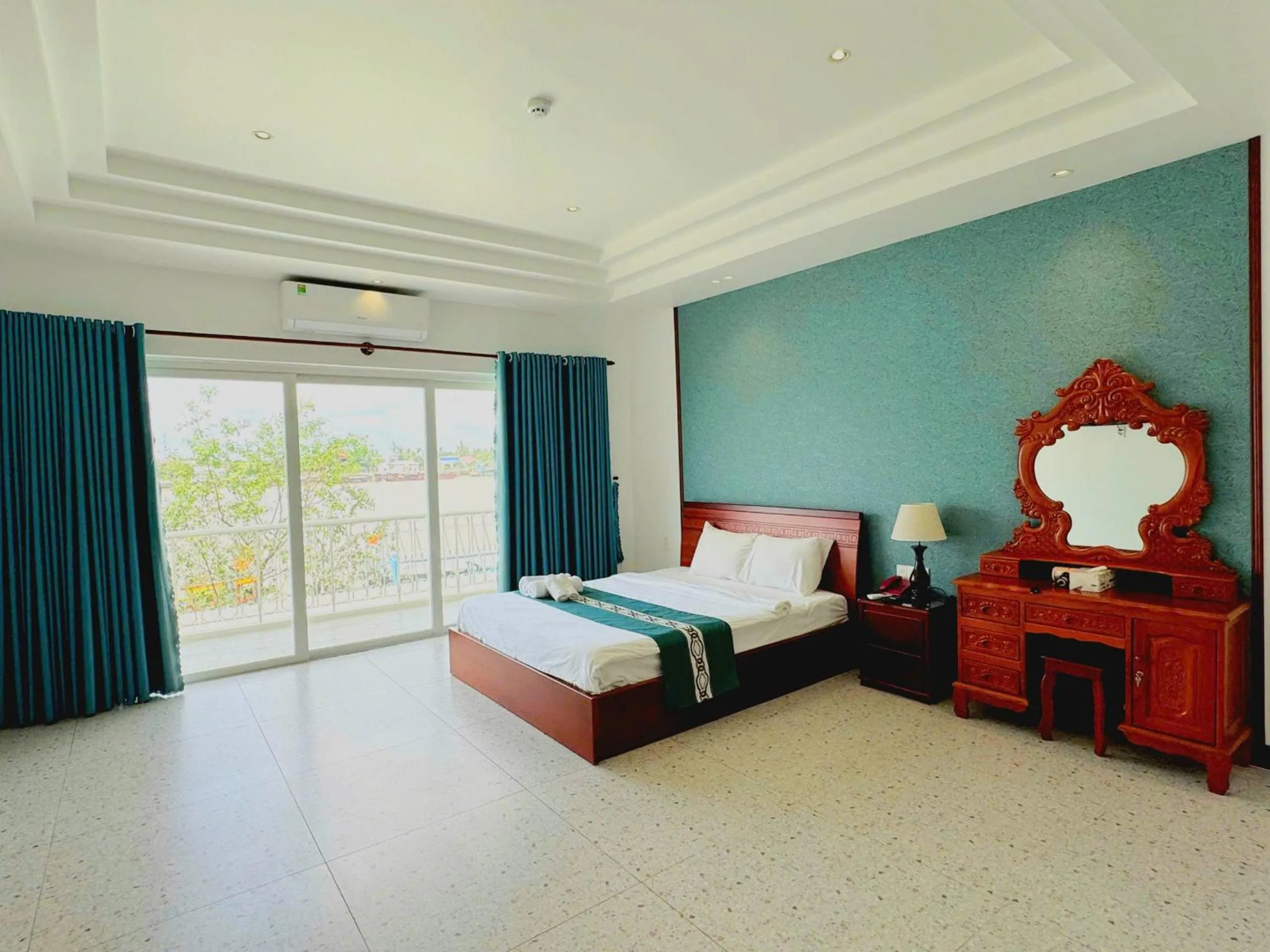 Bed in CHUONG DUONG HOTEL