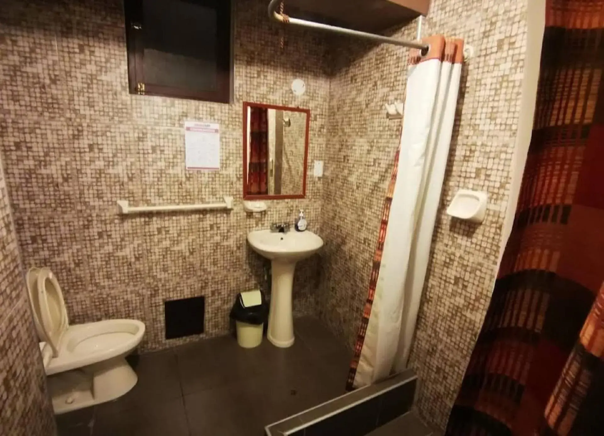 Bed in 6-Bed Mixed Dormitory Room in Hotel de Turistas Huaraz Bed in 6-Bed Mixed Dormitory Room in Hotel de Turistas Huaraz