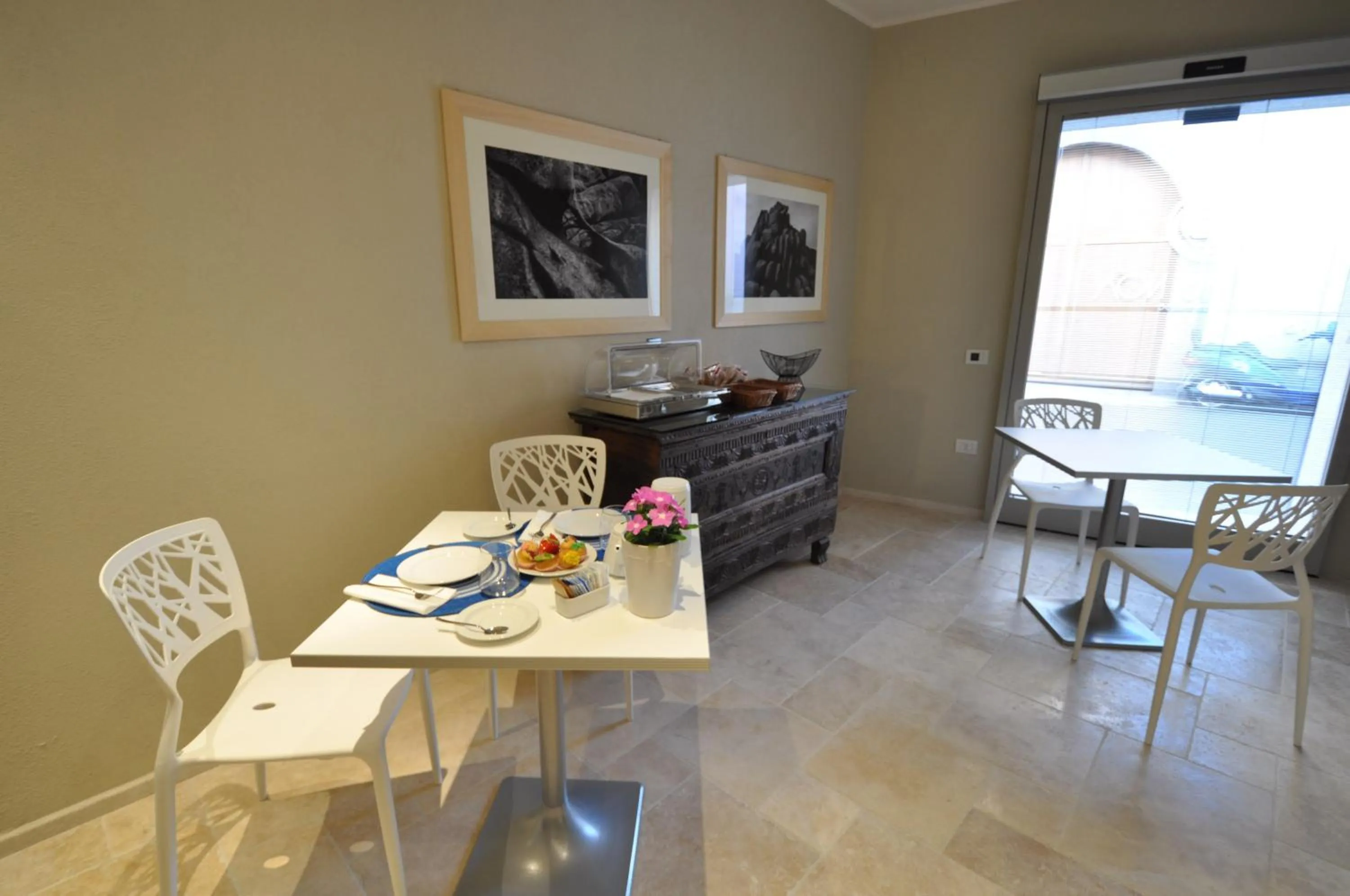 Restaurant/places to eat in Domu Noa Hotel