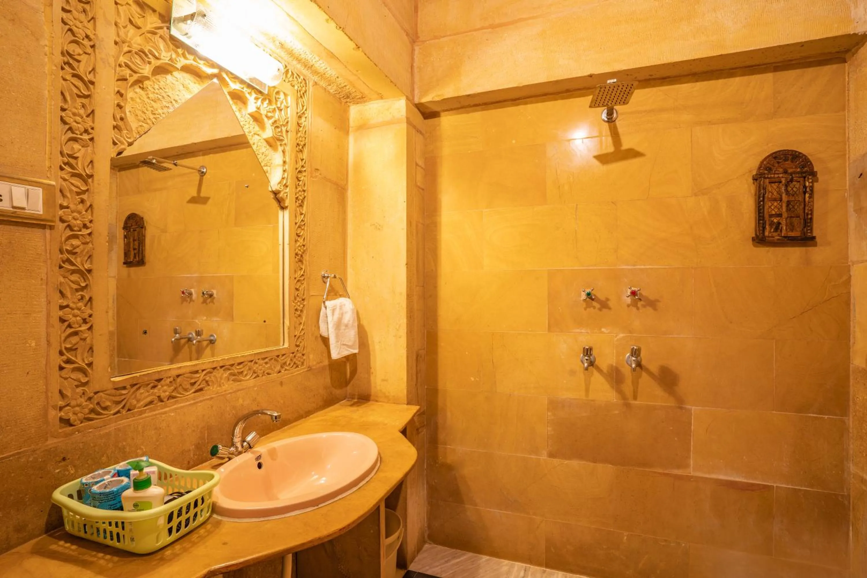 Shower in Hotel Garh Jaisal Haveli