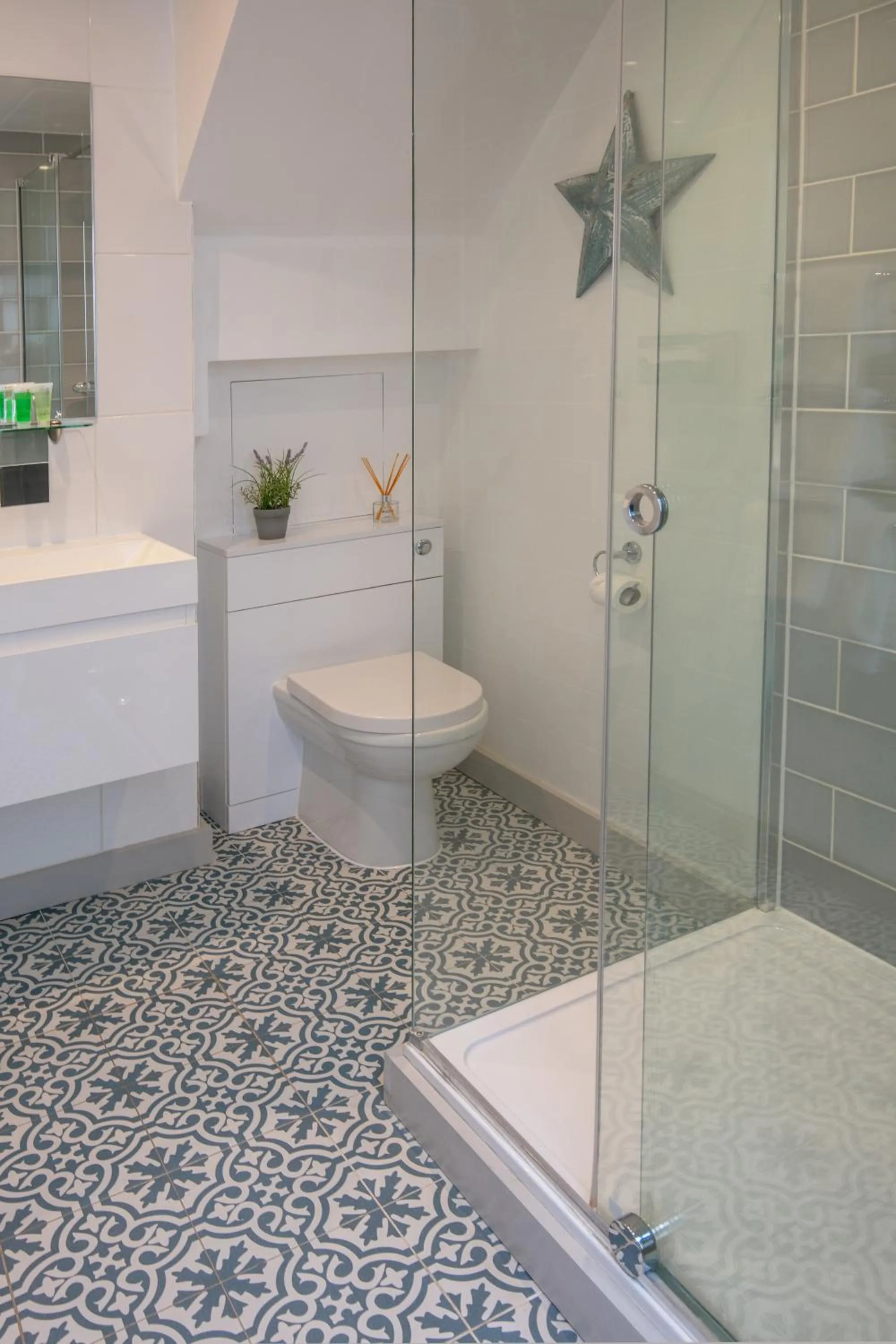 Shower in George Hotel, BW Signature Collection