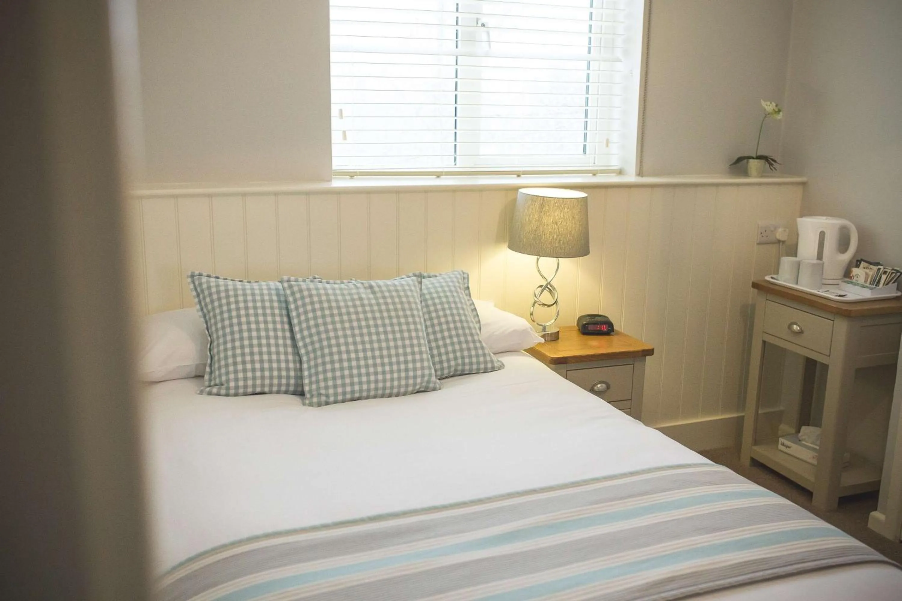 Photo of the whole room, Bed in George Hotel, BW Signature Collection