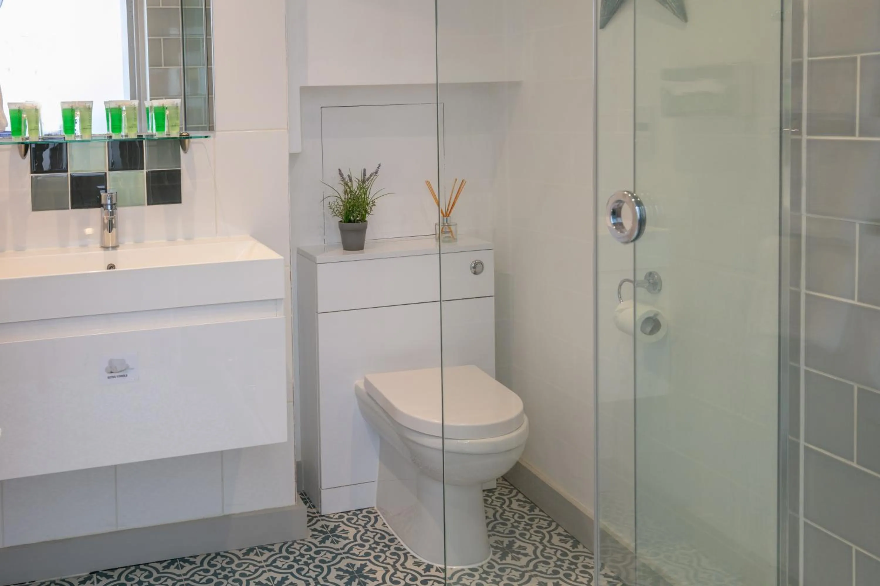 Shower in George Hotel, BW Signature Collection