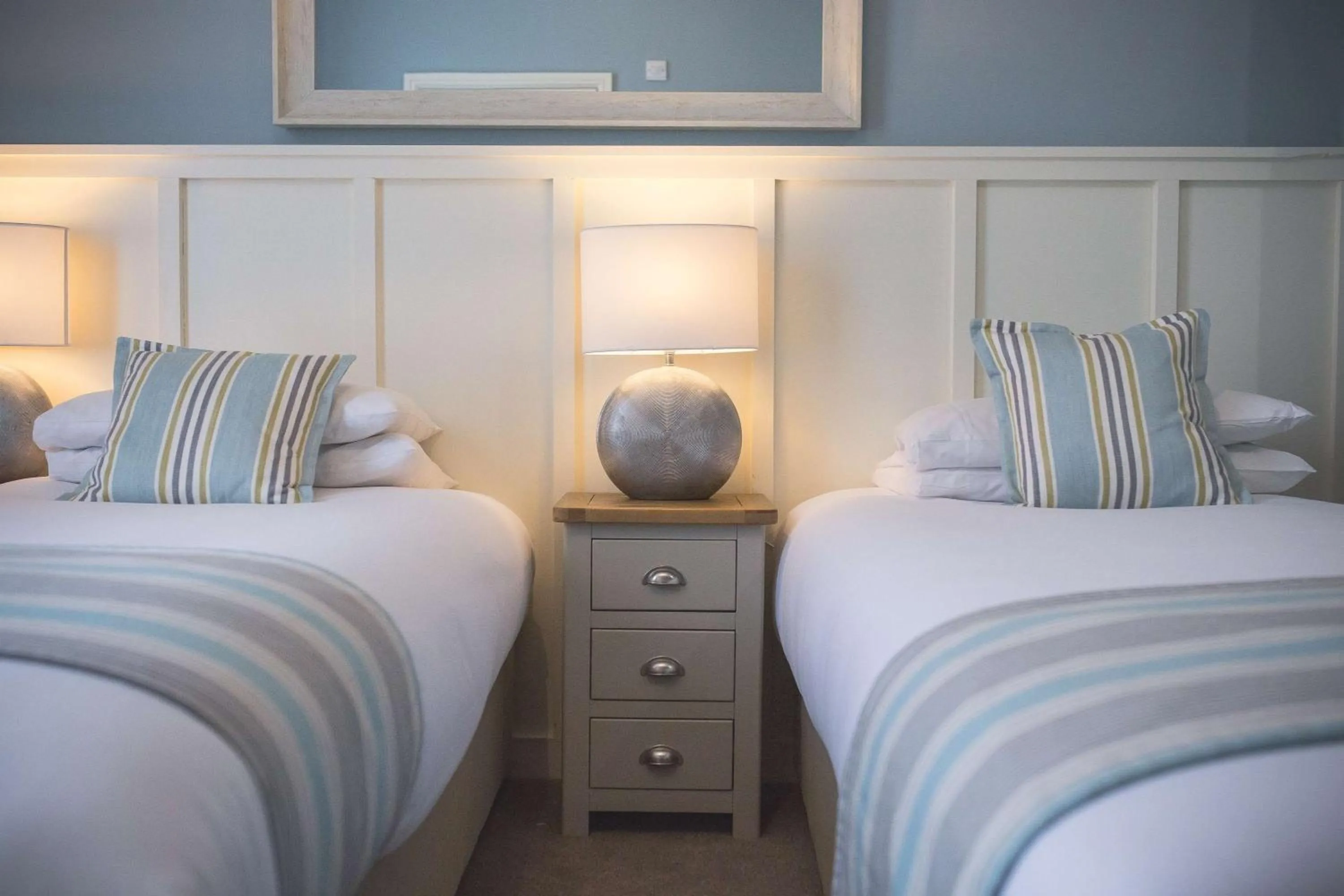 Photo of the whole room, Bed in George Hotel, BW Signature Collection