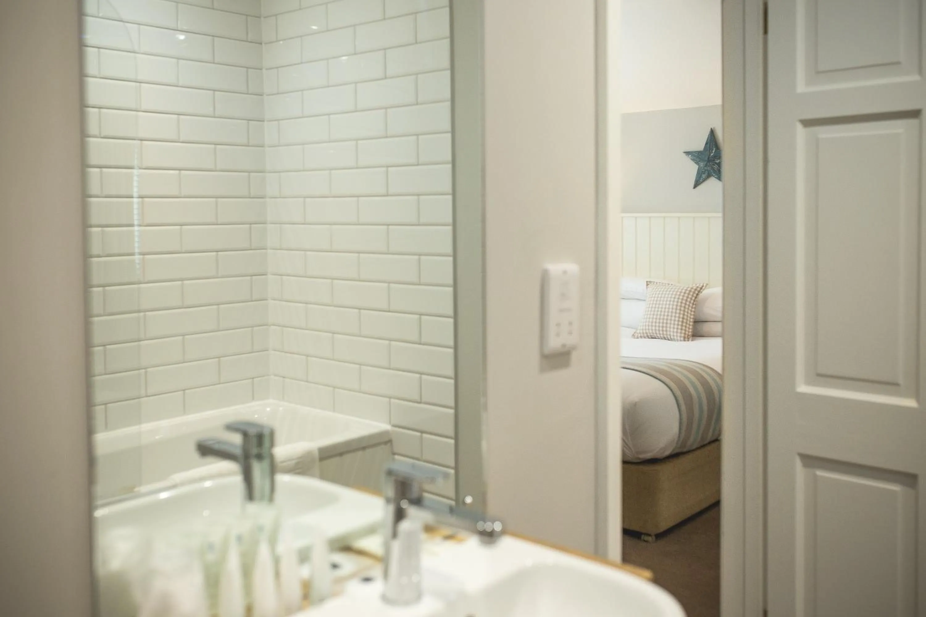 Bathroom, Bed in George Hotel, BW Signature Collection