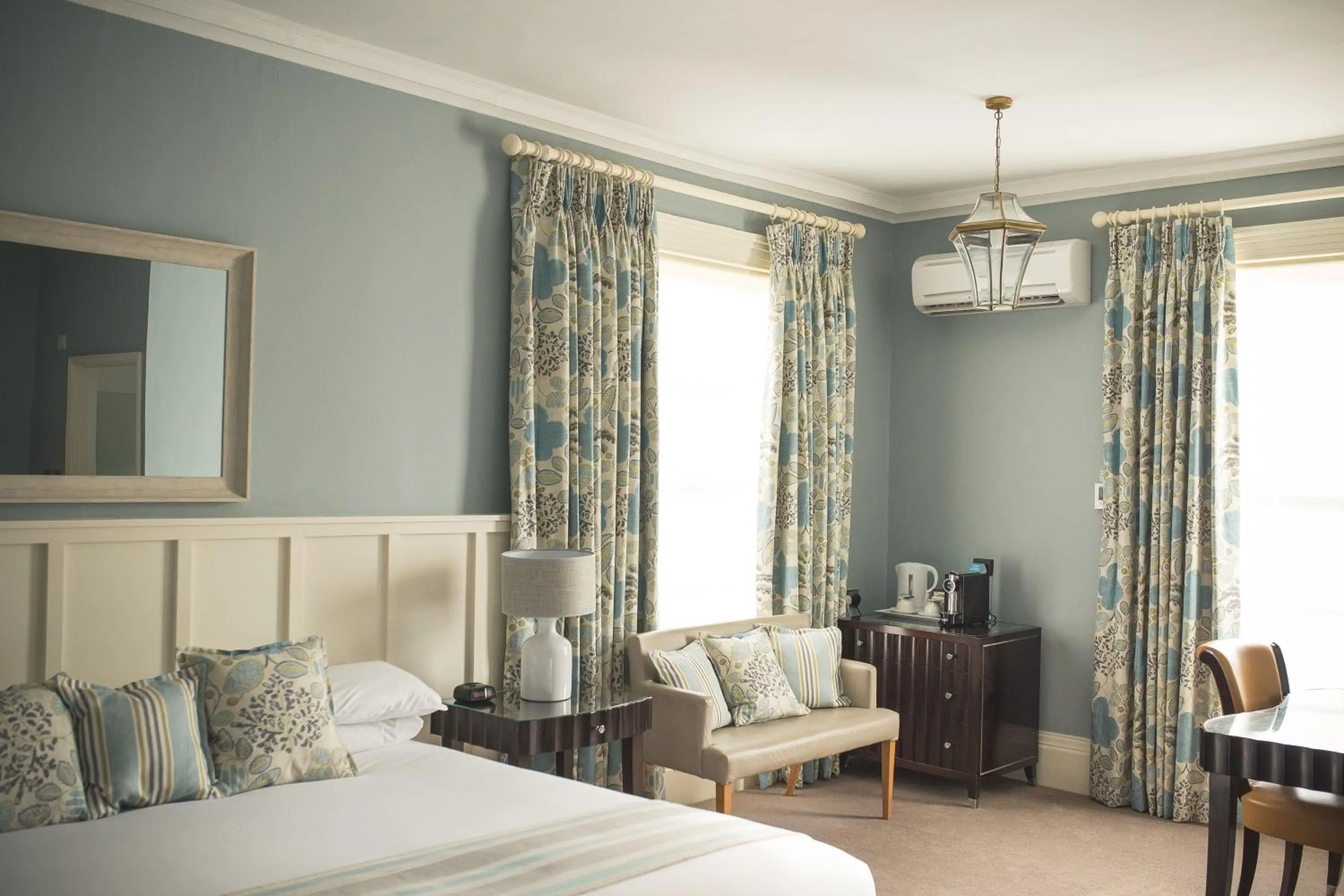 Coffee/tea facilities, Bed in George Hotel, BW Signature Collection