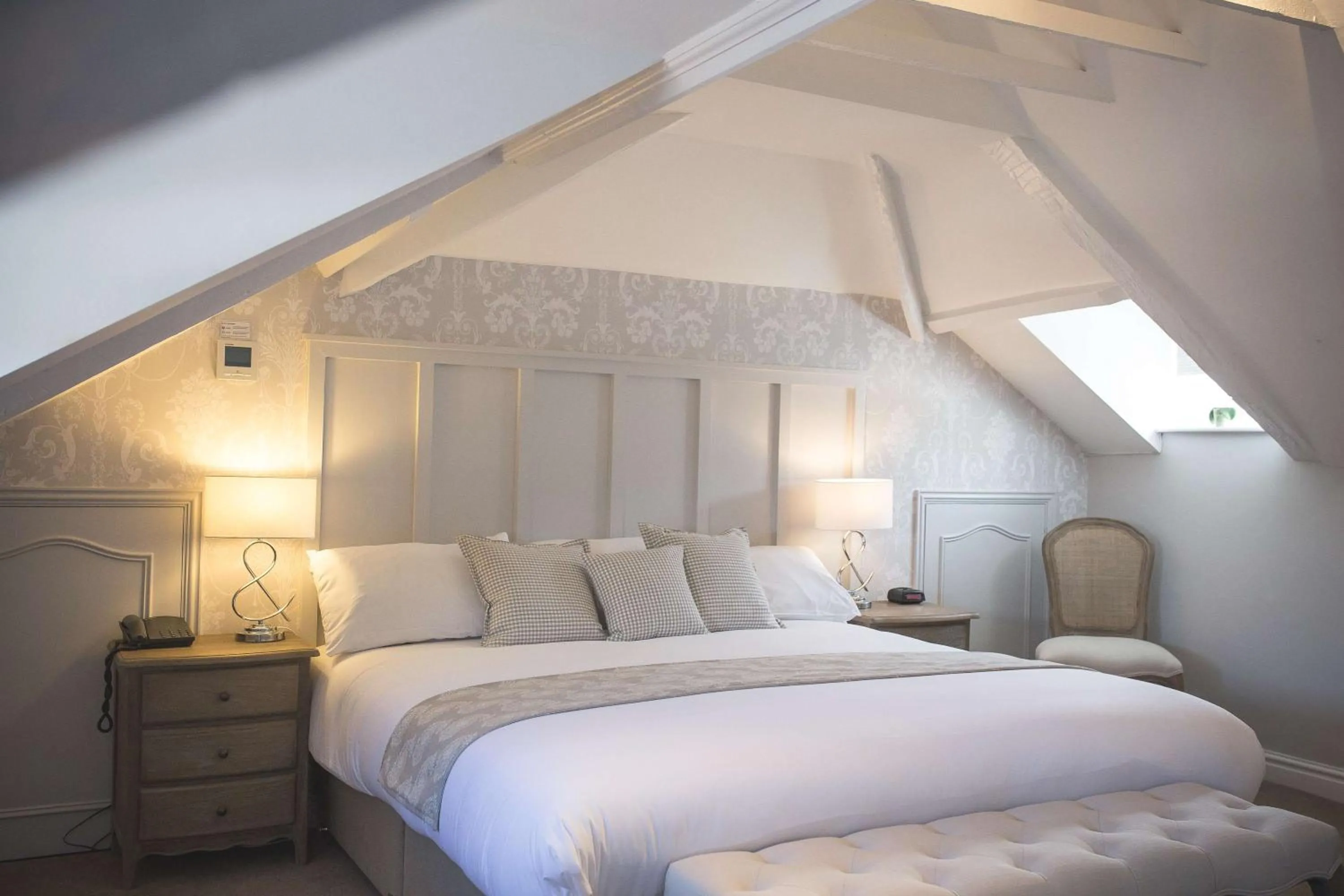 Photo of the whole room, Bed in George Hotel, BW Signature Collection