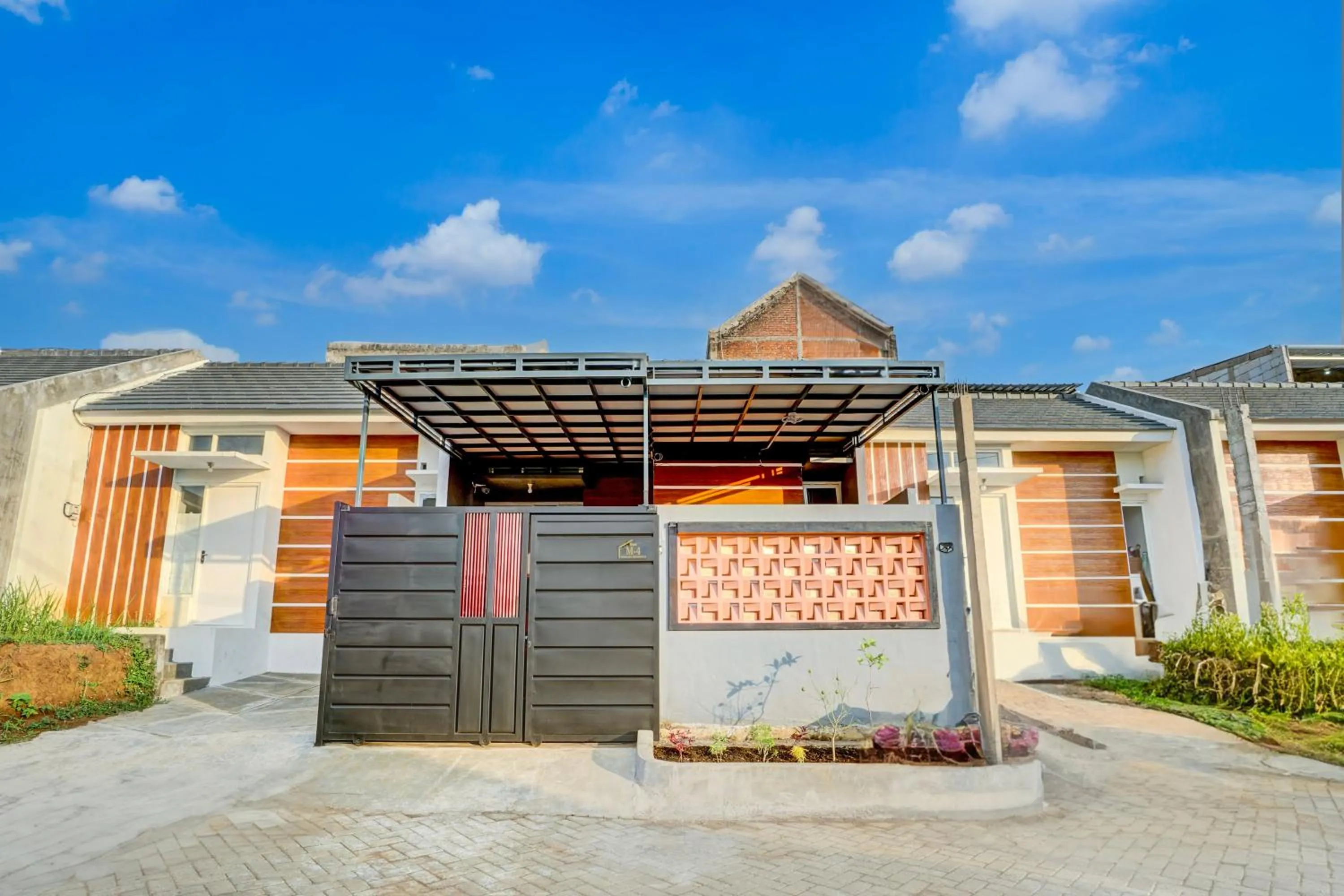 Facade/entrance in SPOT ON 93210 Griya Kos Kanjeng Mami Syariah