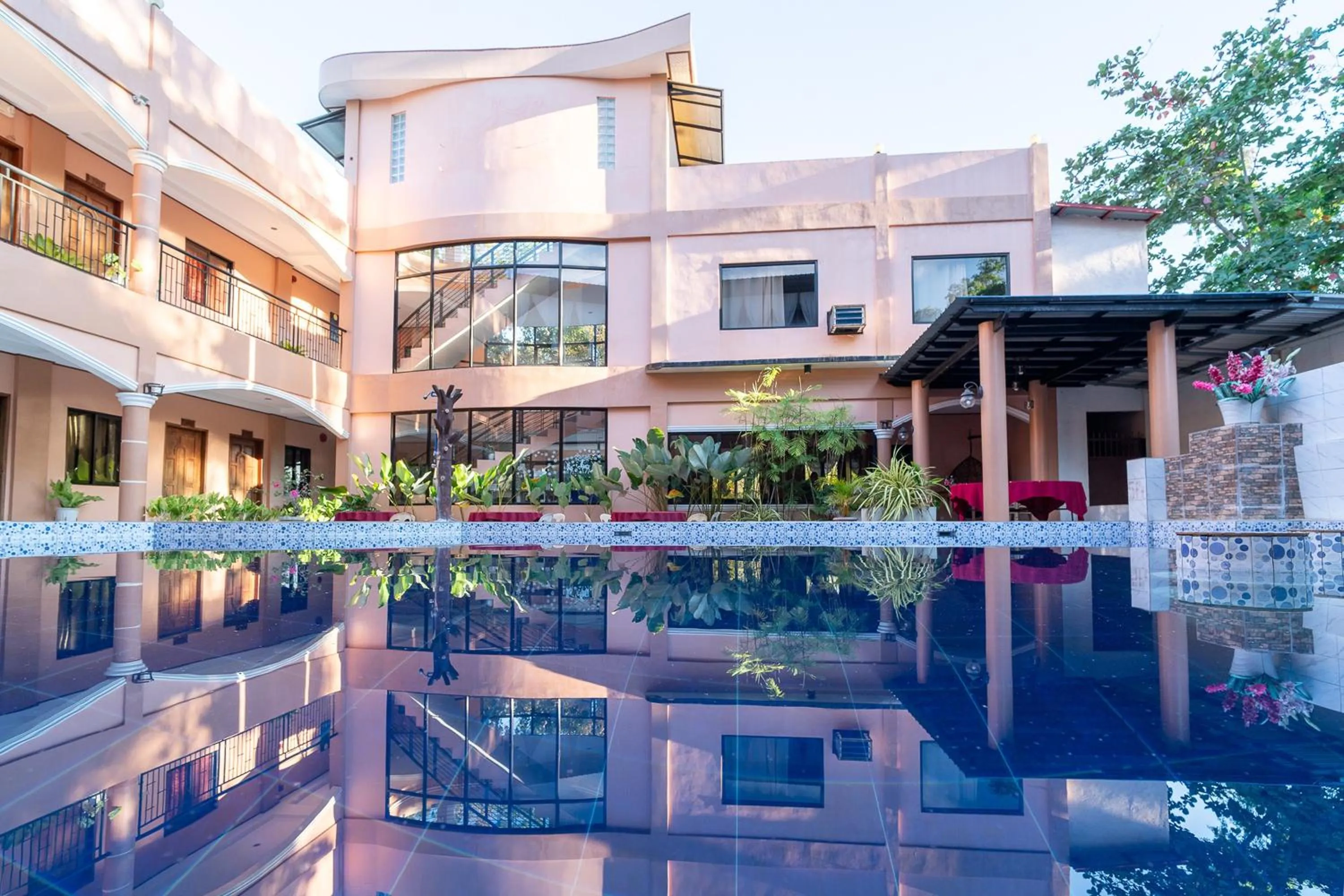 Swimming pool in Dinah's Tourist Inn Puerto Princesa