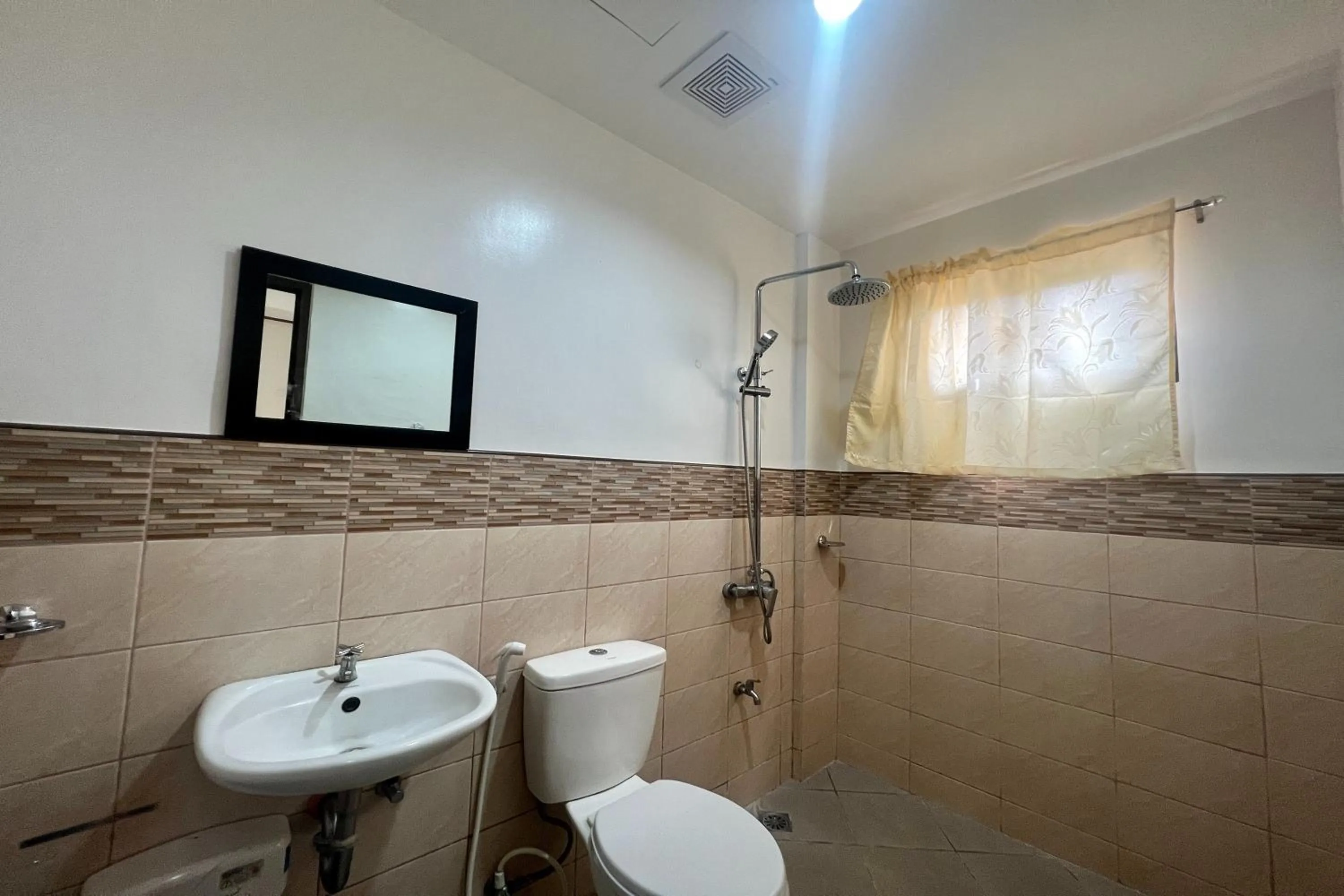 Bathroom in Dinah's Tourist Inn Puerto Princesa