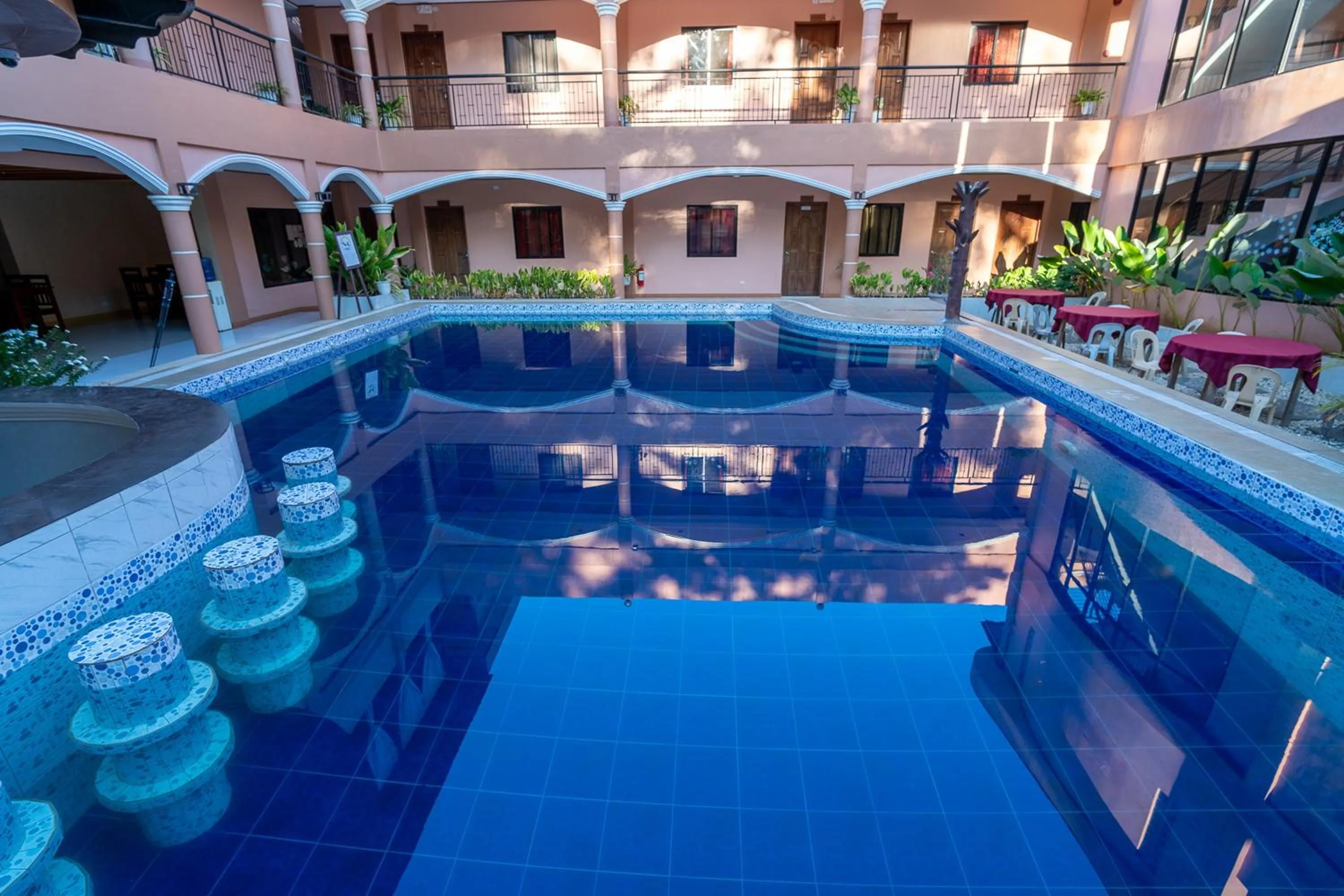 Swimming pool in Dinah's Tourist Inn Puerto Princesa