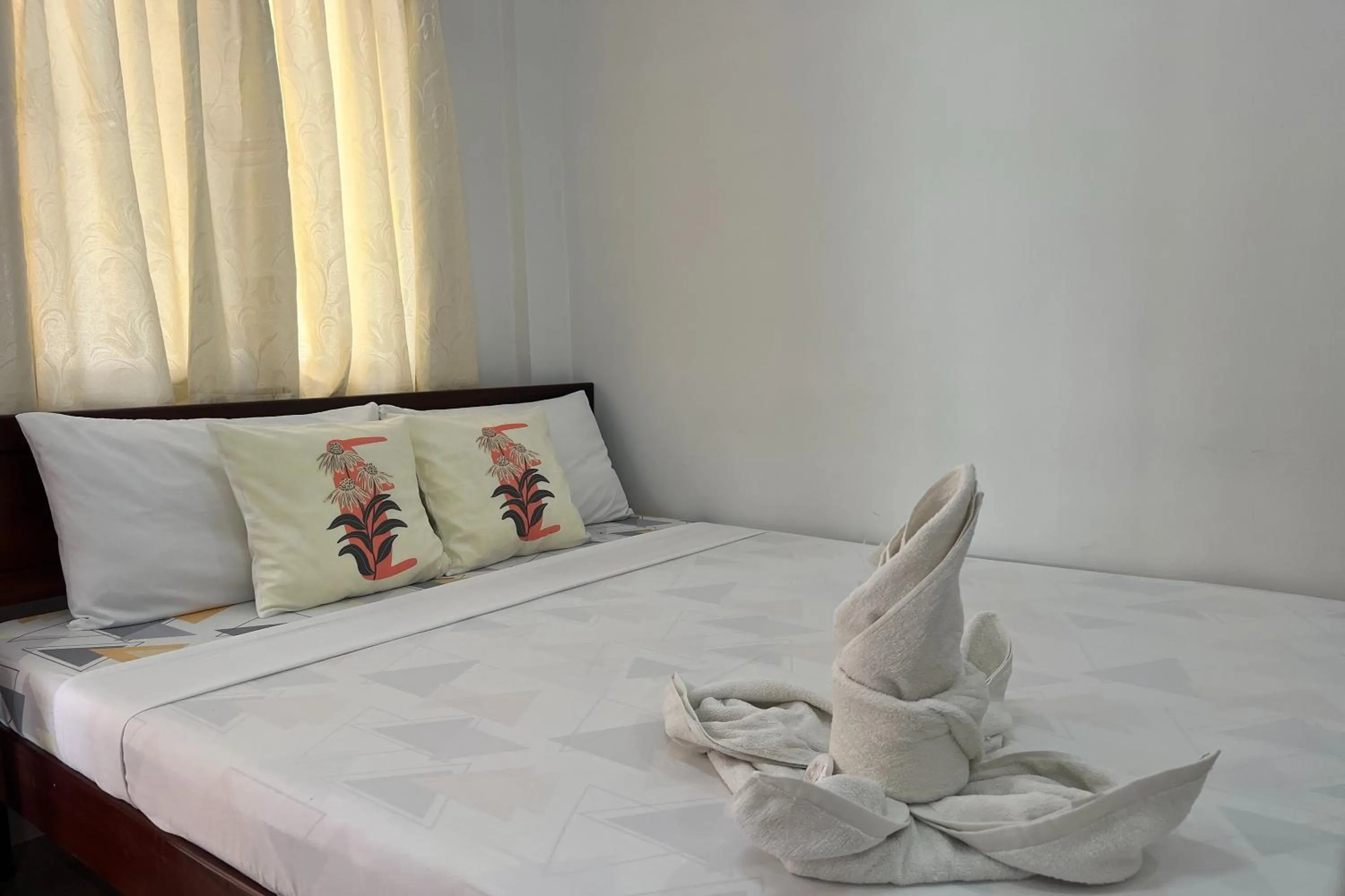 Bedroom, Bed in Dinah's Tourist Inn Puerto Princesa