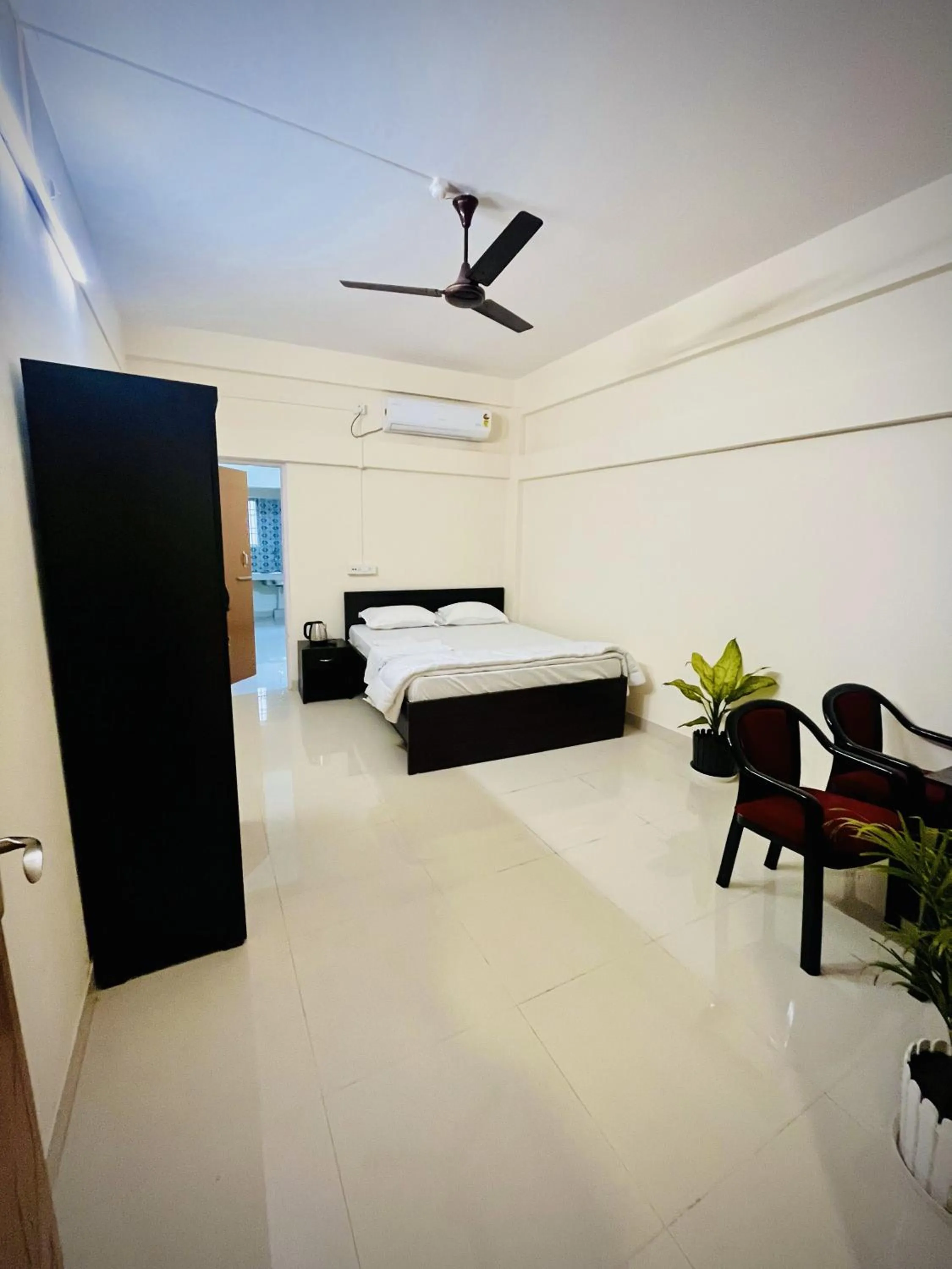 Photo of the whole room, Bed in Queen's Residency