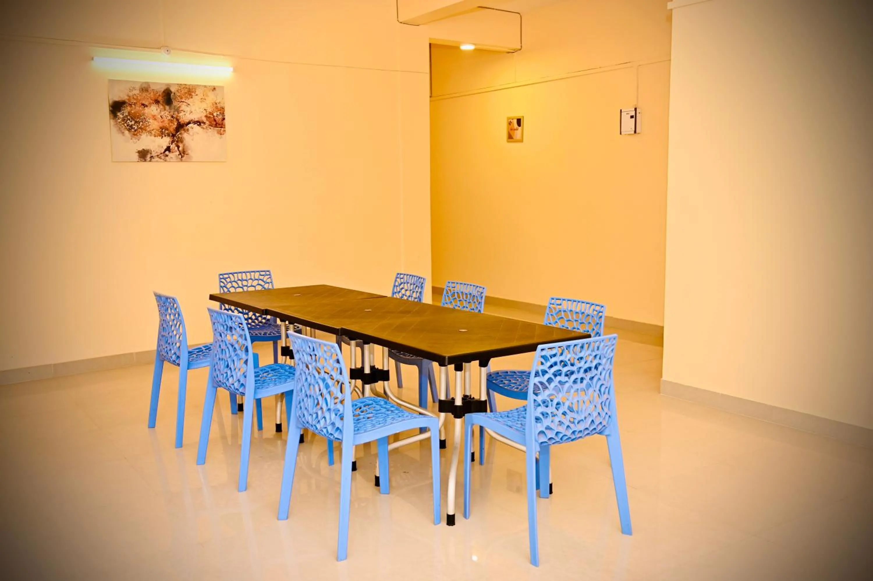 Restaurant/places to eat in Queen's Residency