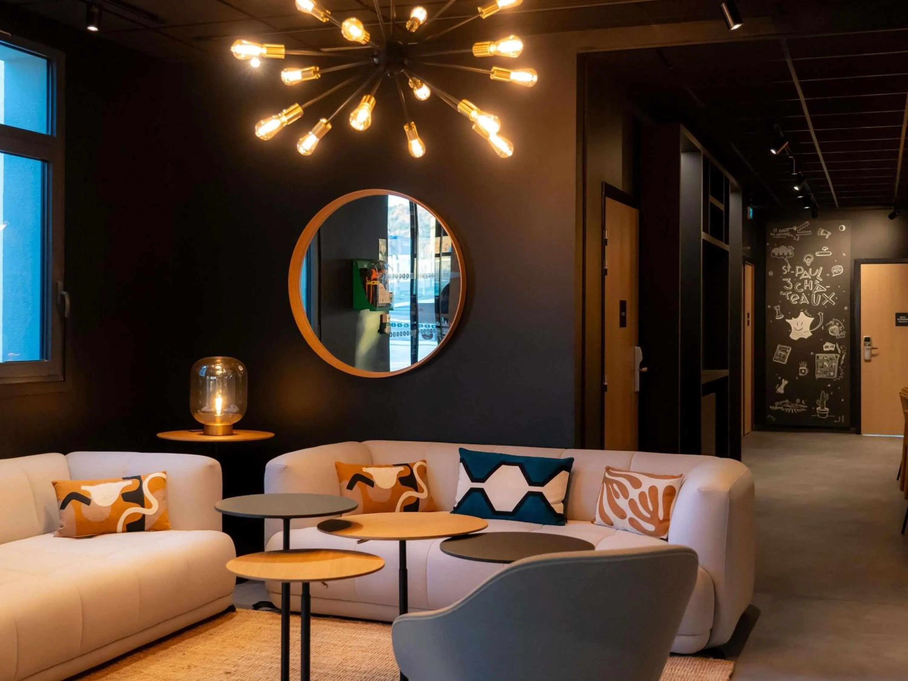 Lounge or bar in ibis Saint Paul Trois Chateaux