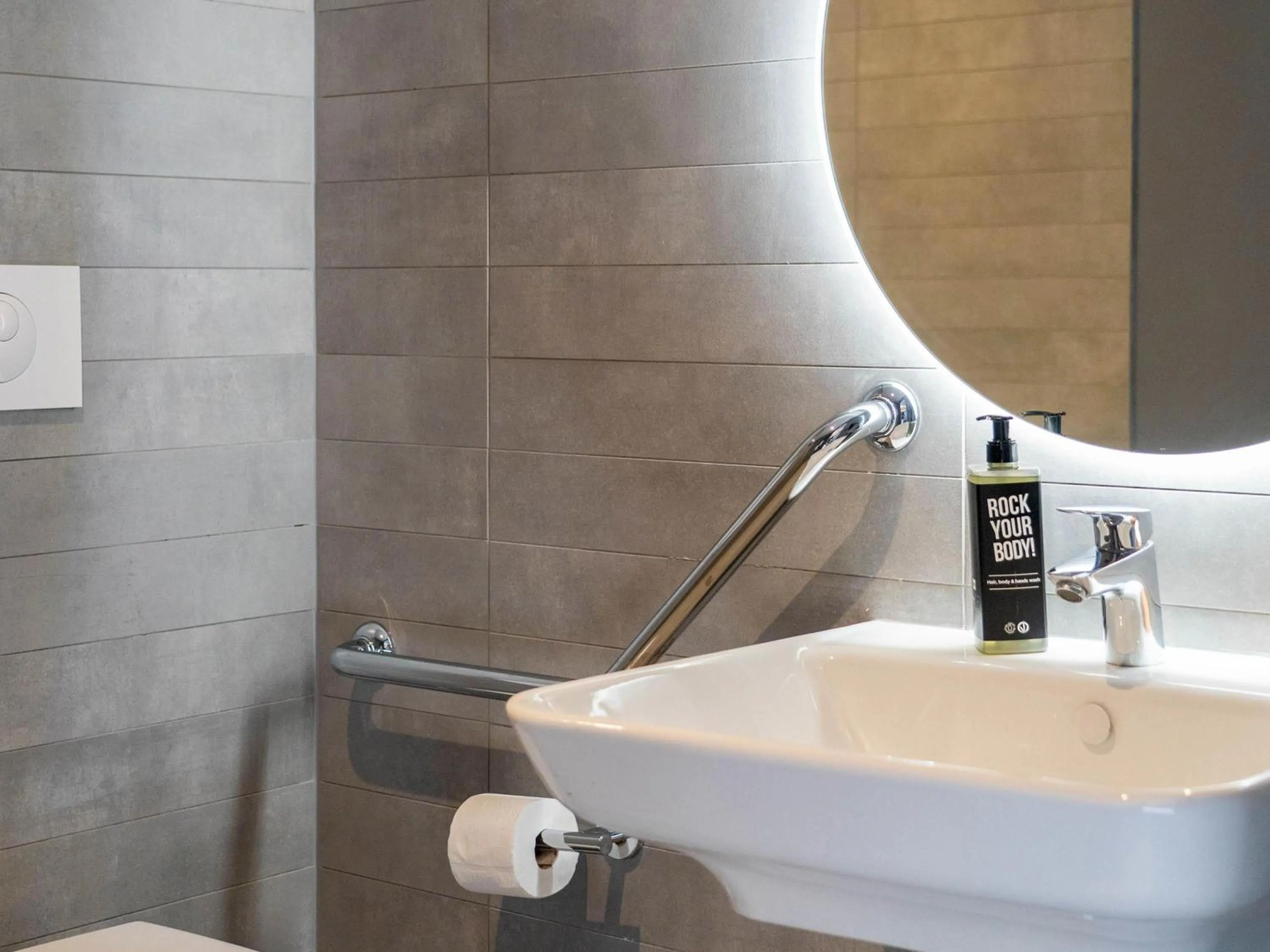 Bedroom in ibis Saint Paul Trois Chateaux