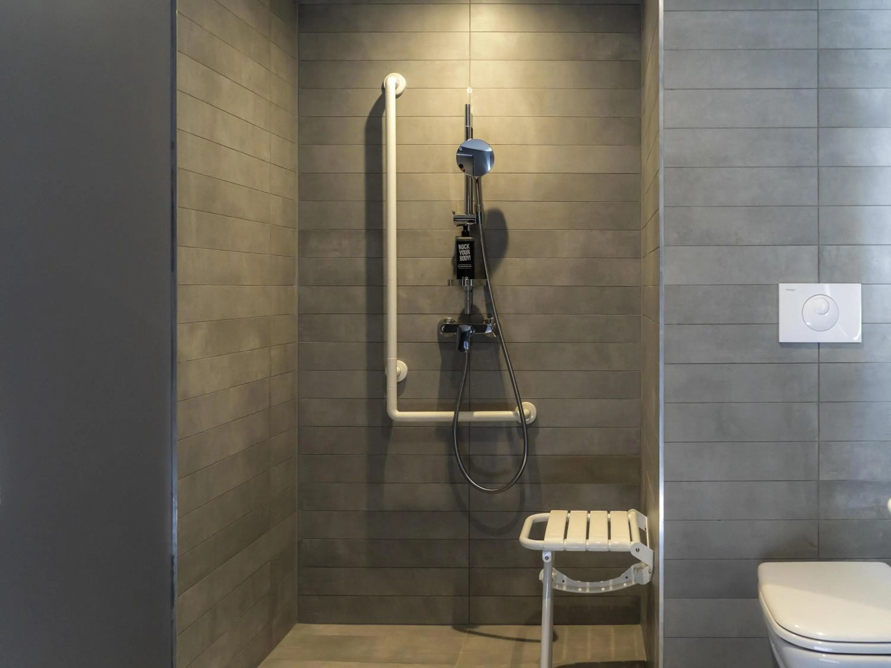 Bedroom in ibis Saint Paul Trois Chateaux