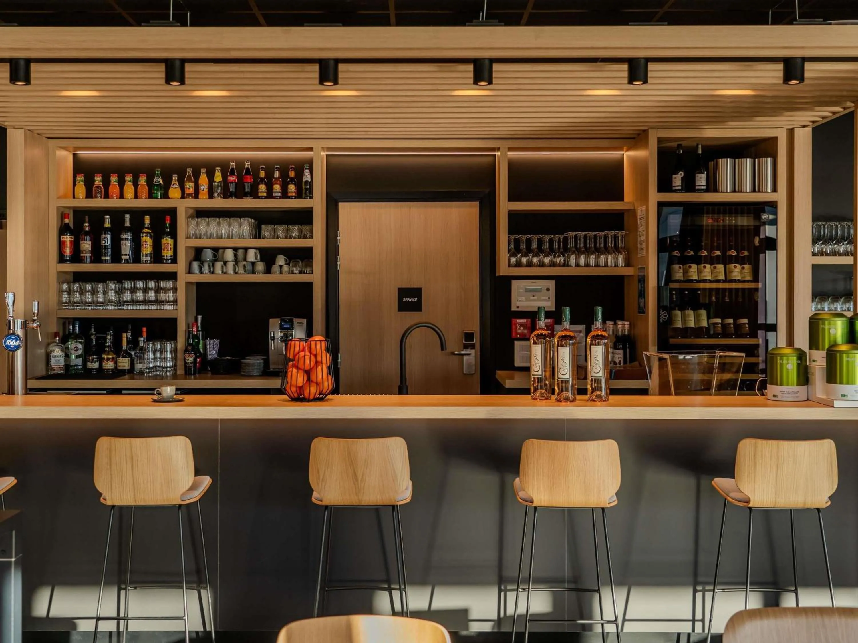 Lounge or bar in ibis Saint Paul Trois Chateaux