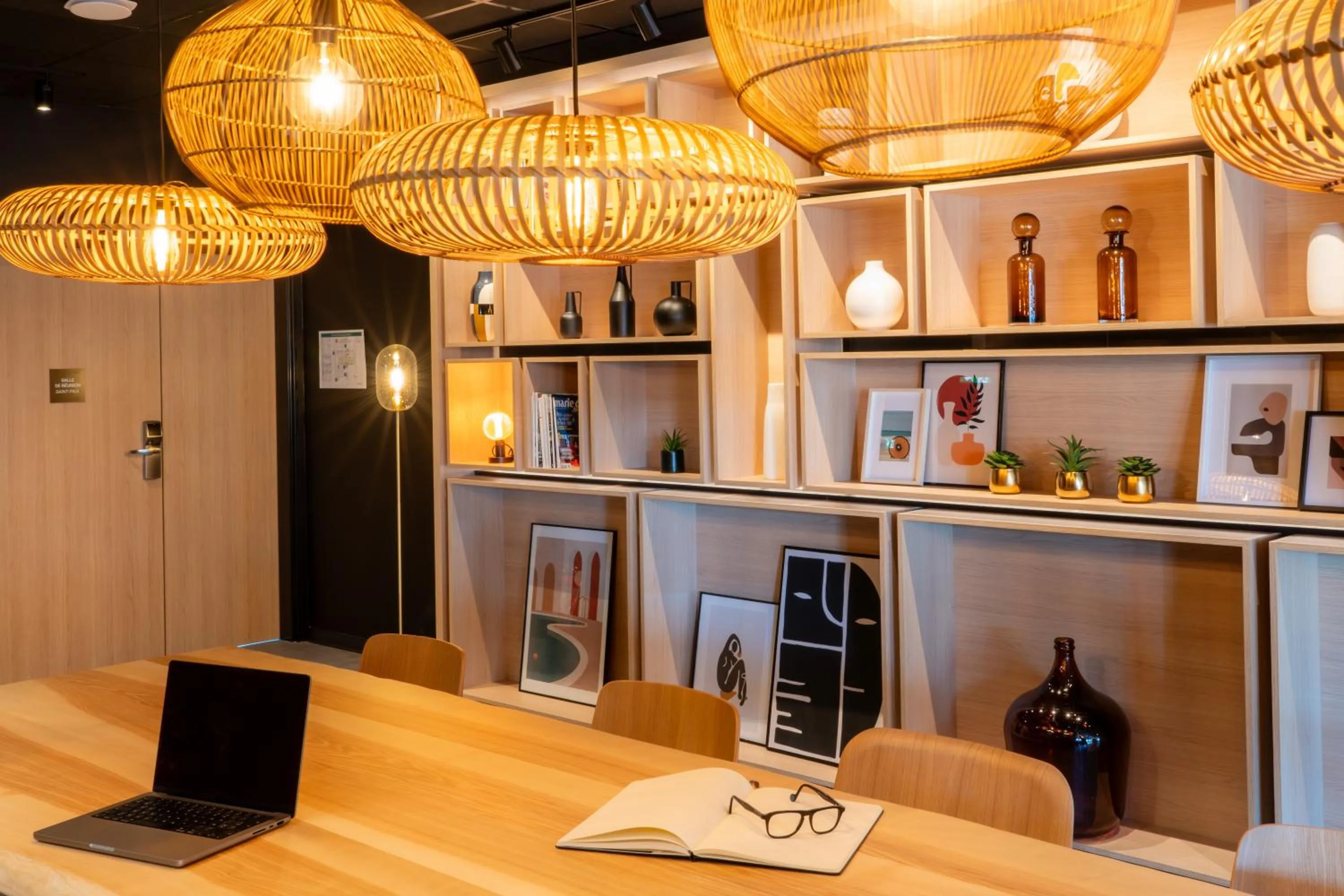 Seating area in ibis Saint Paul Trois Chateaux